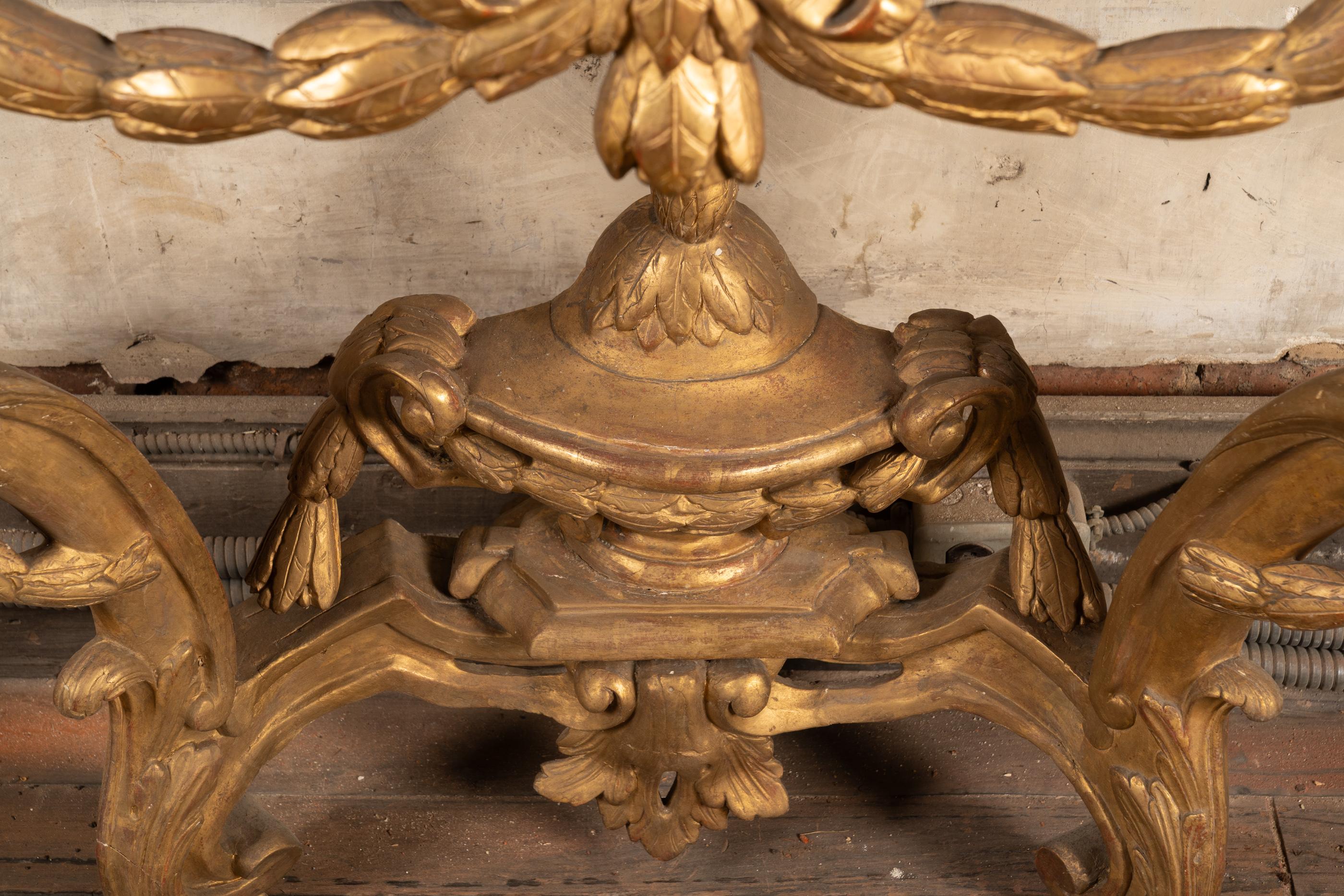 Consola francesa con tapa de mármol dorado Luis XV del siglo XVIII Tallado a mano en venta