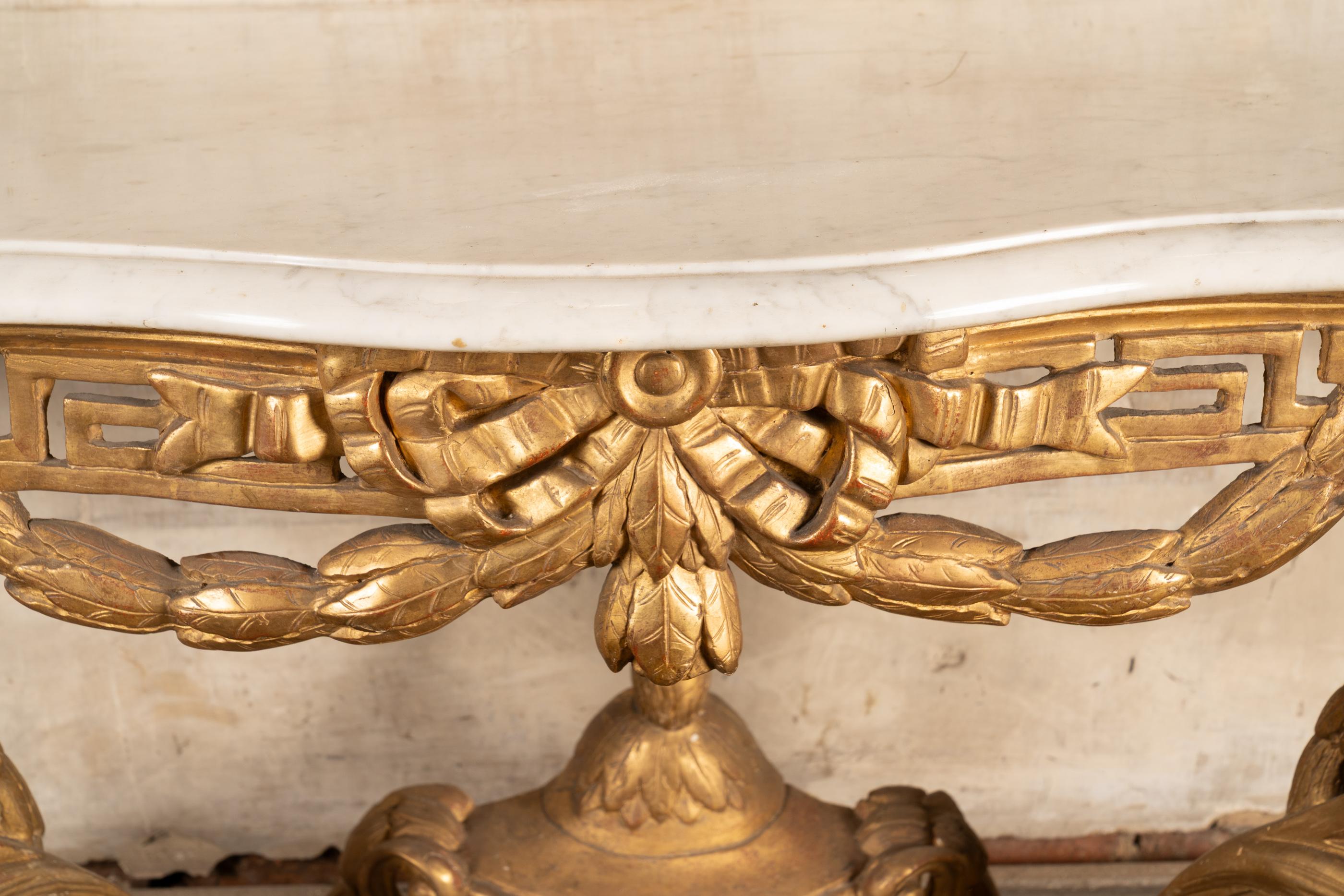 Consola francesa con tapa de mármol dorado Luis XV del siglo XVIII en Bueno estado para la venta en New Orleans, LA