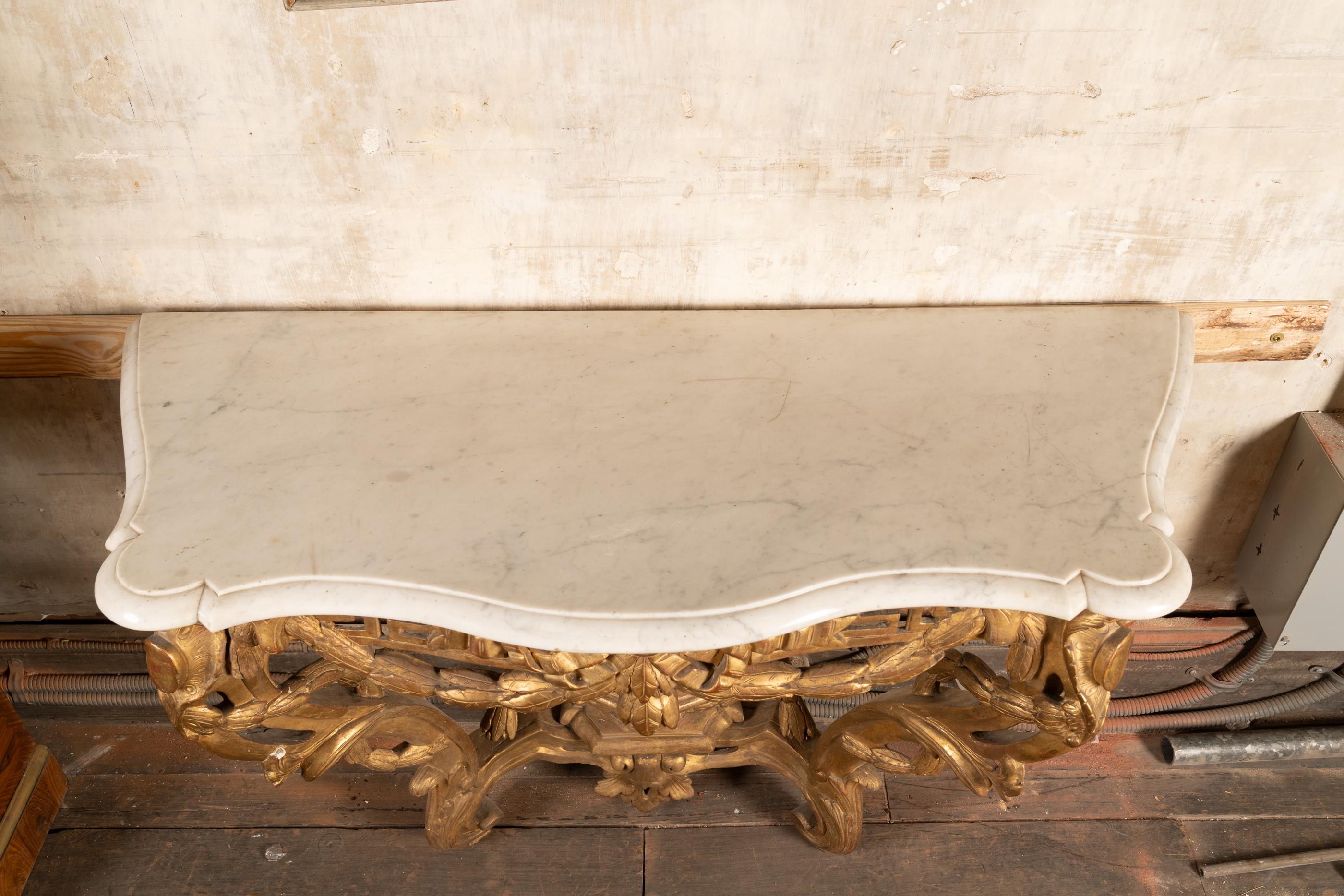 Consola francesa con tapa de mármol dorado Luis XV del siglo XVIII siglo XVIII y antes en venta