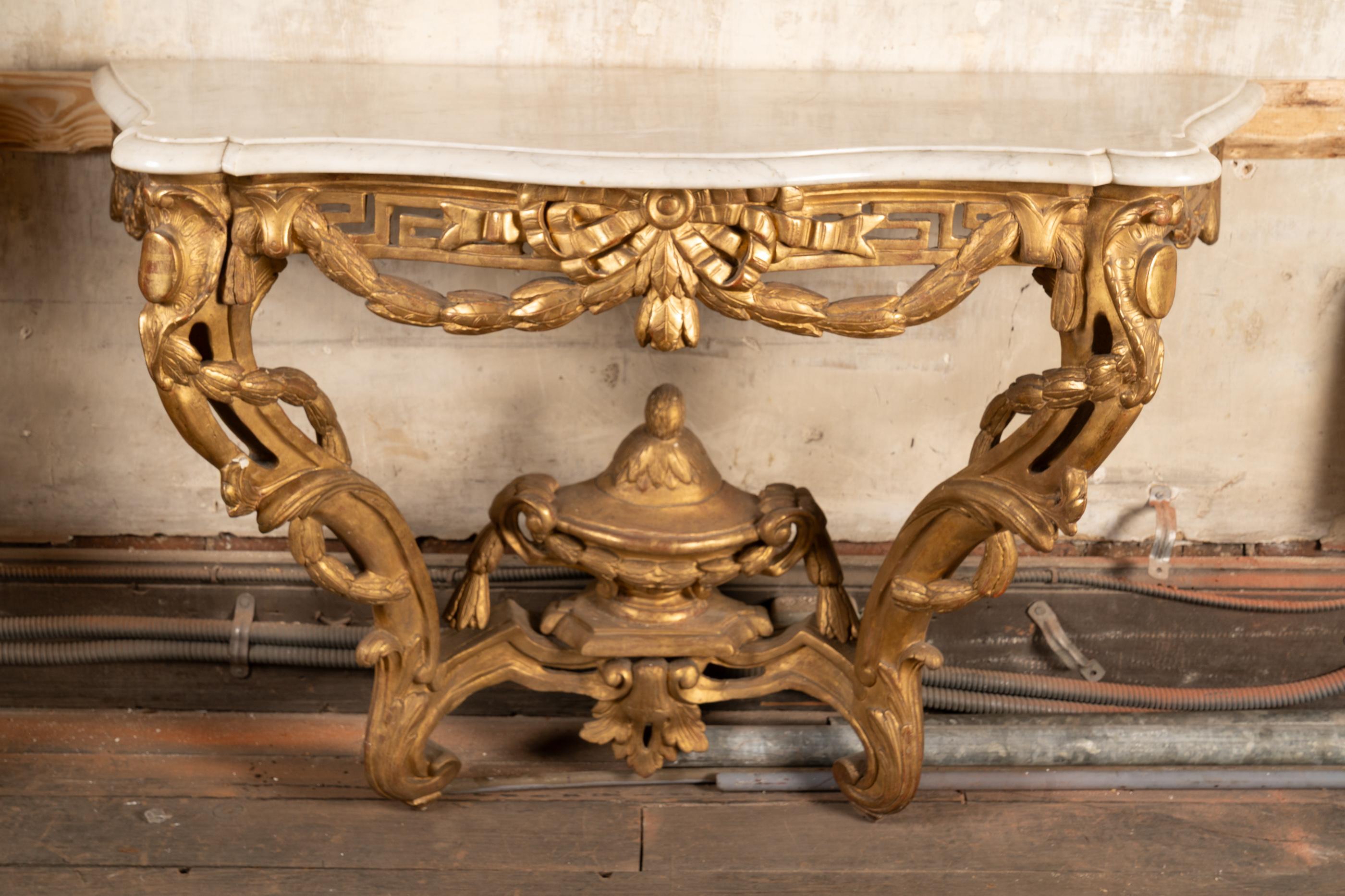 Consola francesa con tapa de mármol dorado Luis XV del siglo XVIII en venta 2