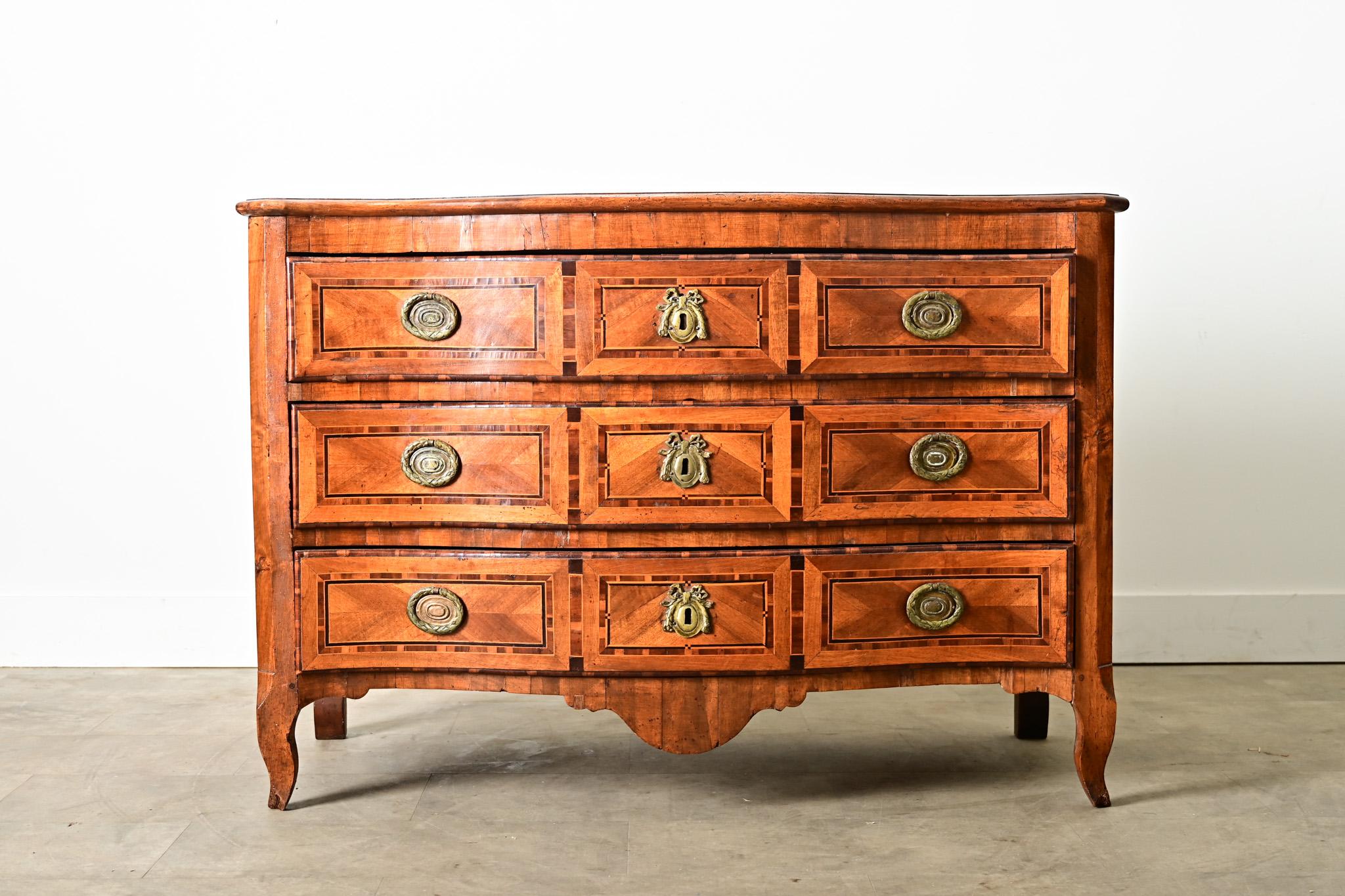 Francese Commodo intarsiato francese del XVIII secolo Luigi XV in vendita