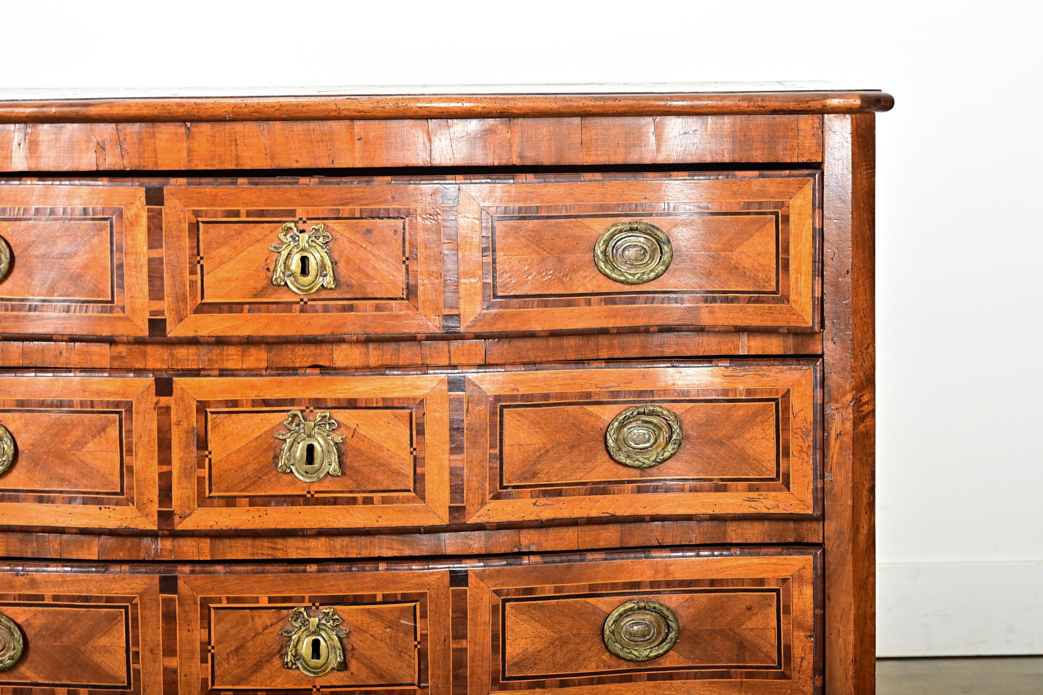 Dorato Commodo intarsiato francese del XVIII secolo Luigi XV in vendita