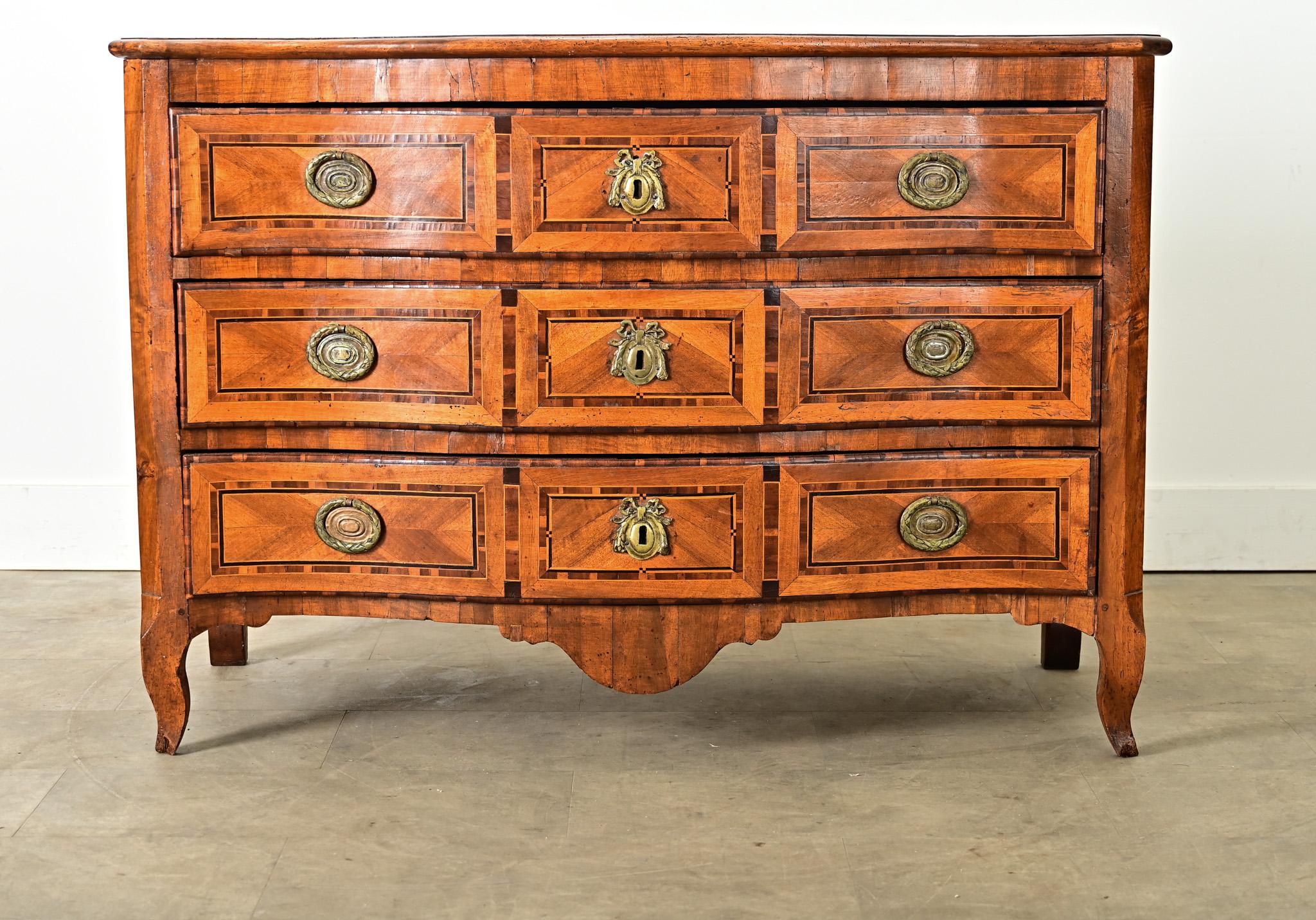 Commodo intarsiato francese del XVIII secolo Luigi XV In condizioni buone in vendita a Baton Rouge, LA