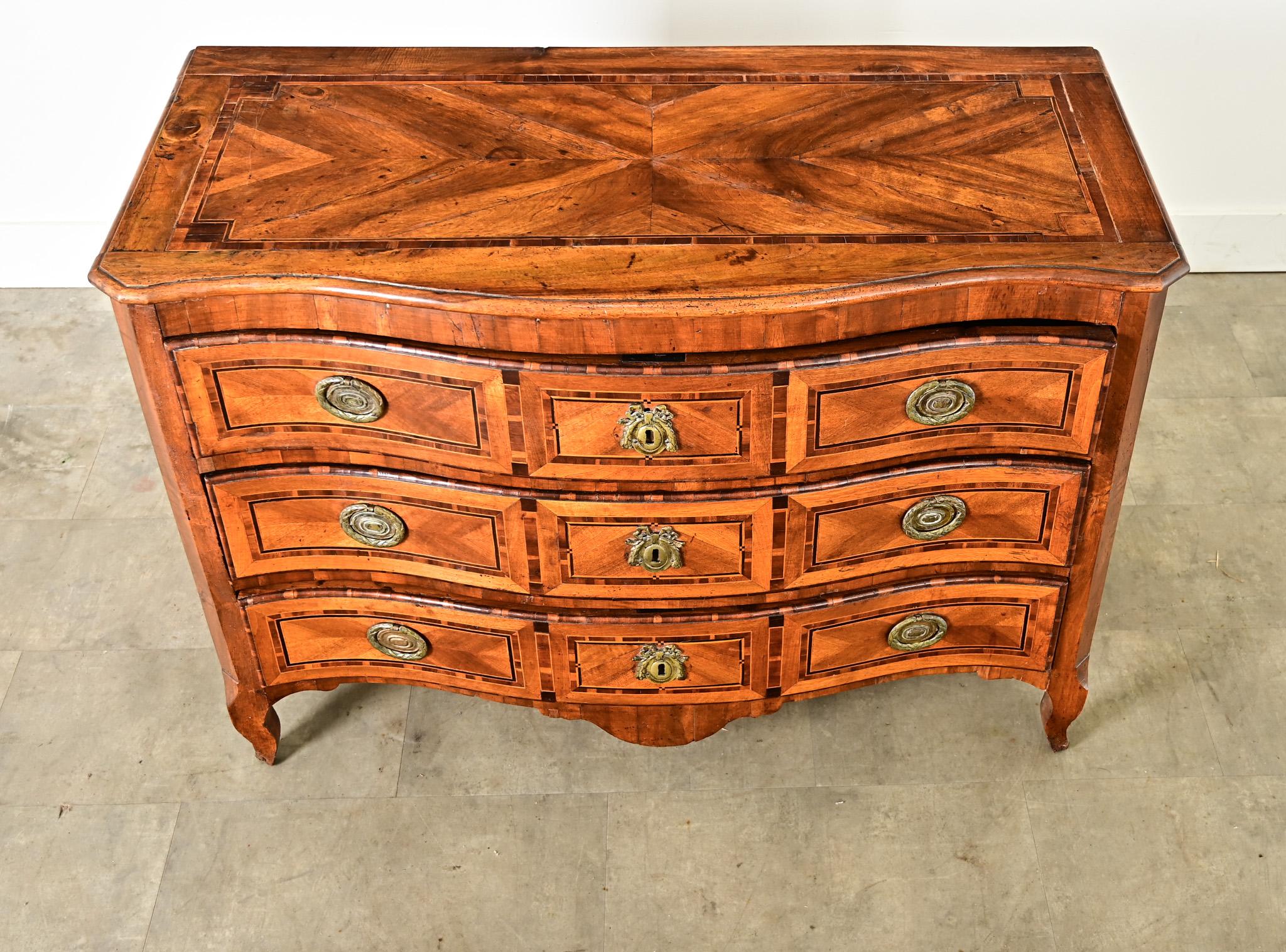 Commodo intarsiato francese del XVIII secolo Luigi XV in vendita 1