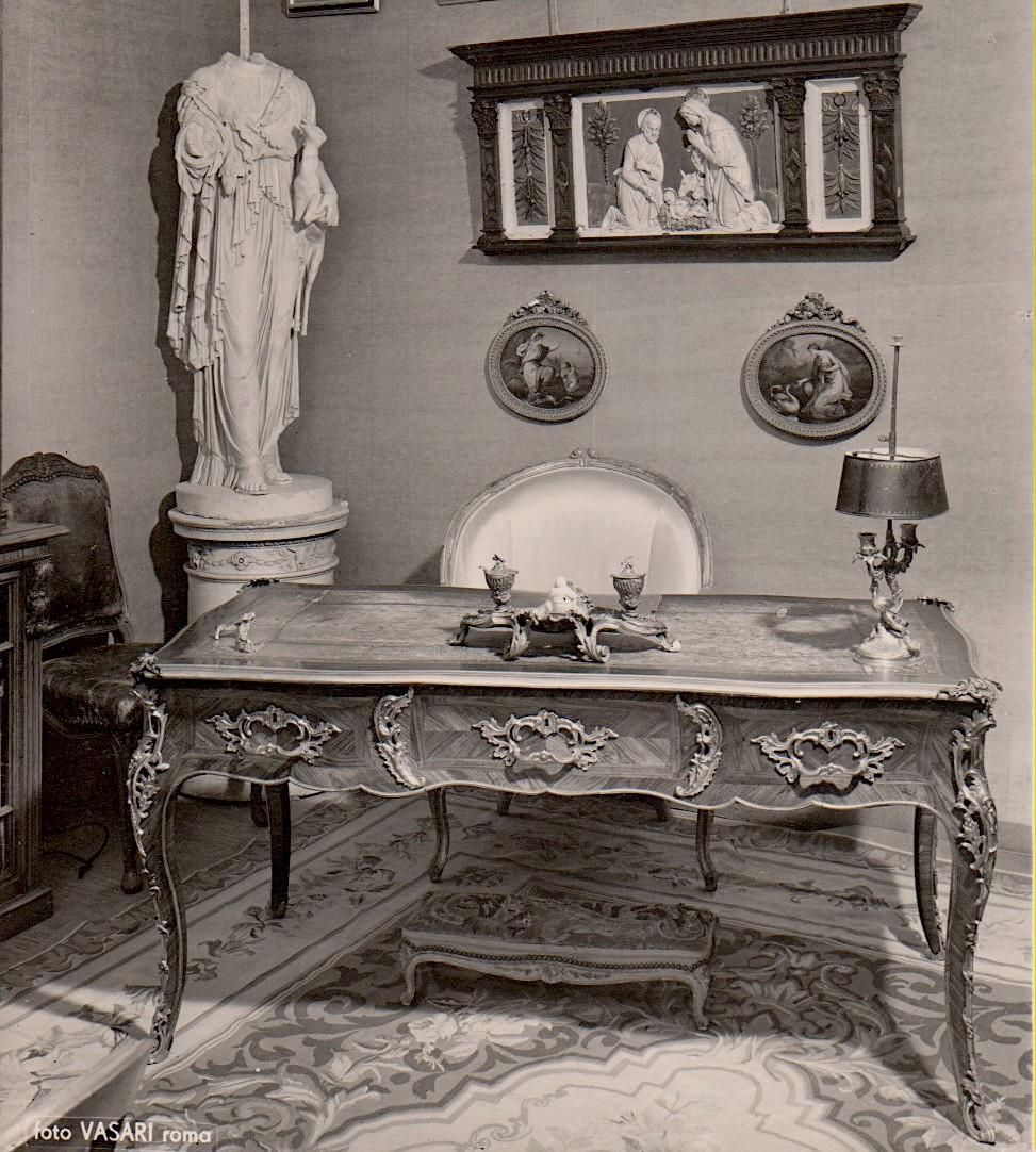 French 18th Century Louis XV Kingwood Gilt-Bronze Mounted  Bureau Plat Desk 1750 9