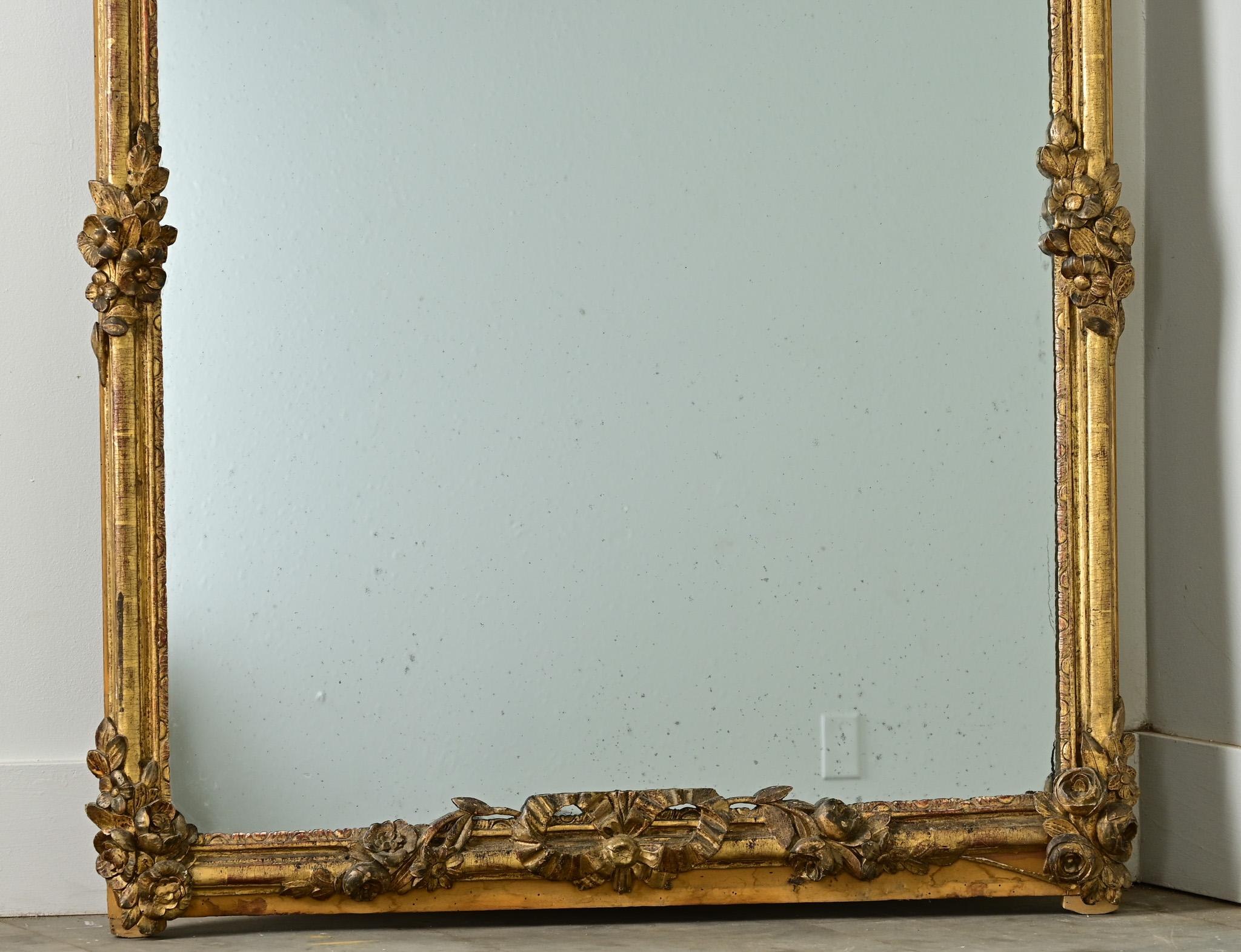 Sculpté Miroir Louis XV français du 18ème siècle en vente