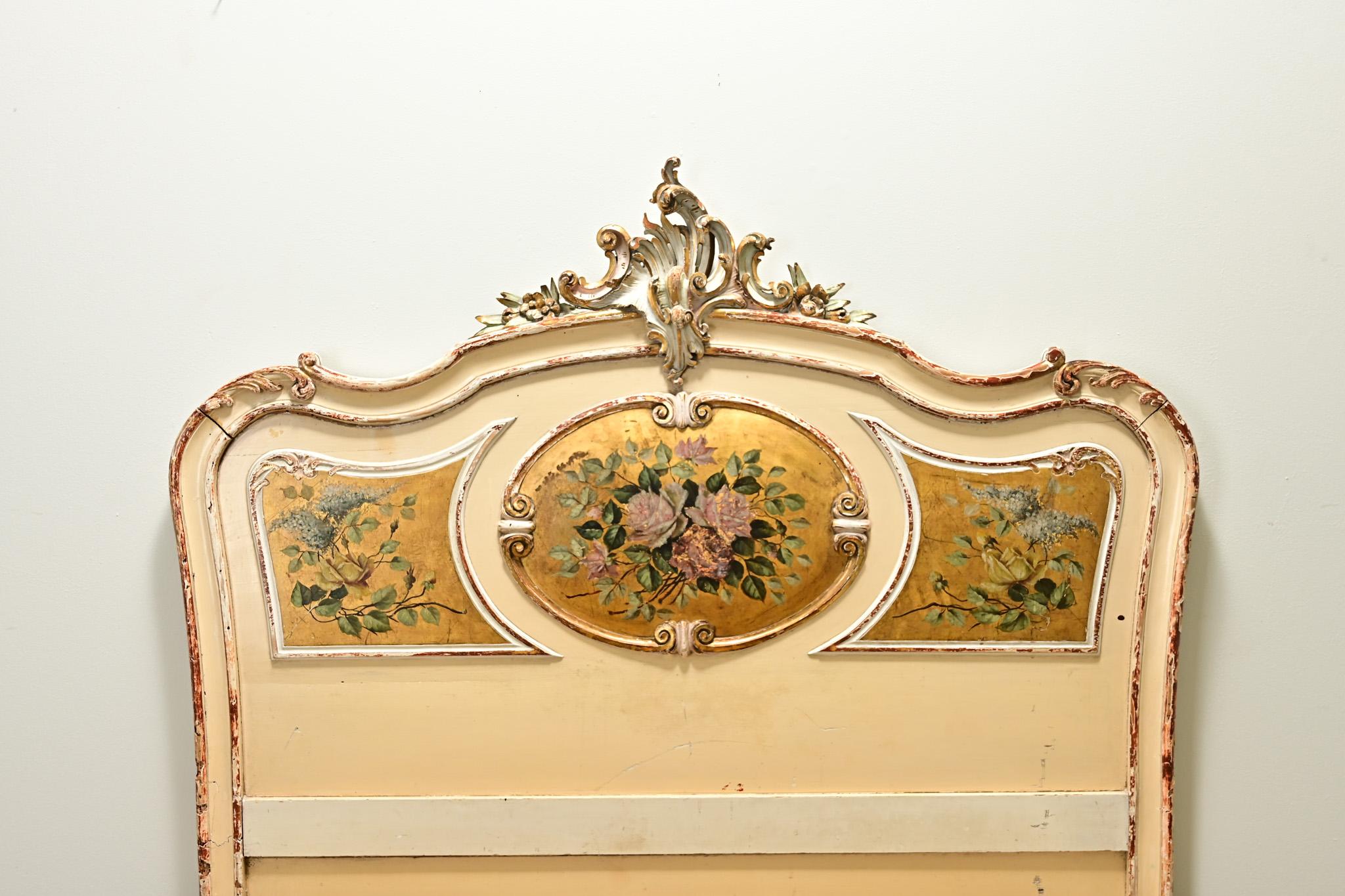 French 18th Century Louis XV Painted & Gilt Queen Bed In Good Condition For Sale In Baton Rouge, LA