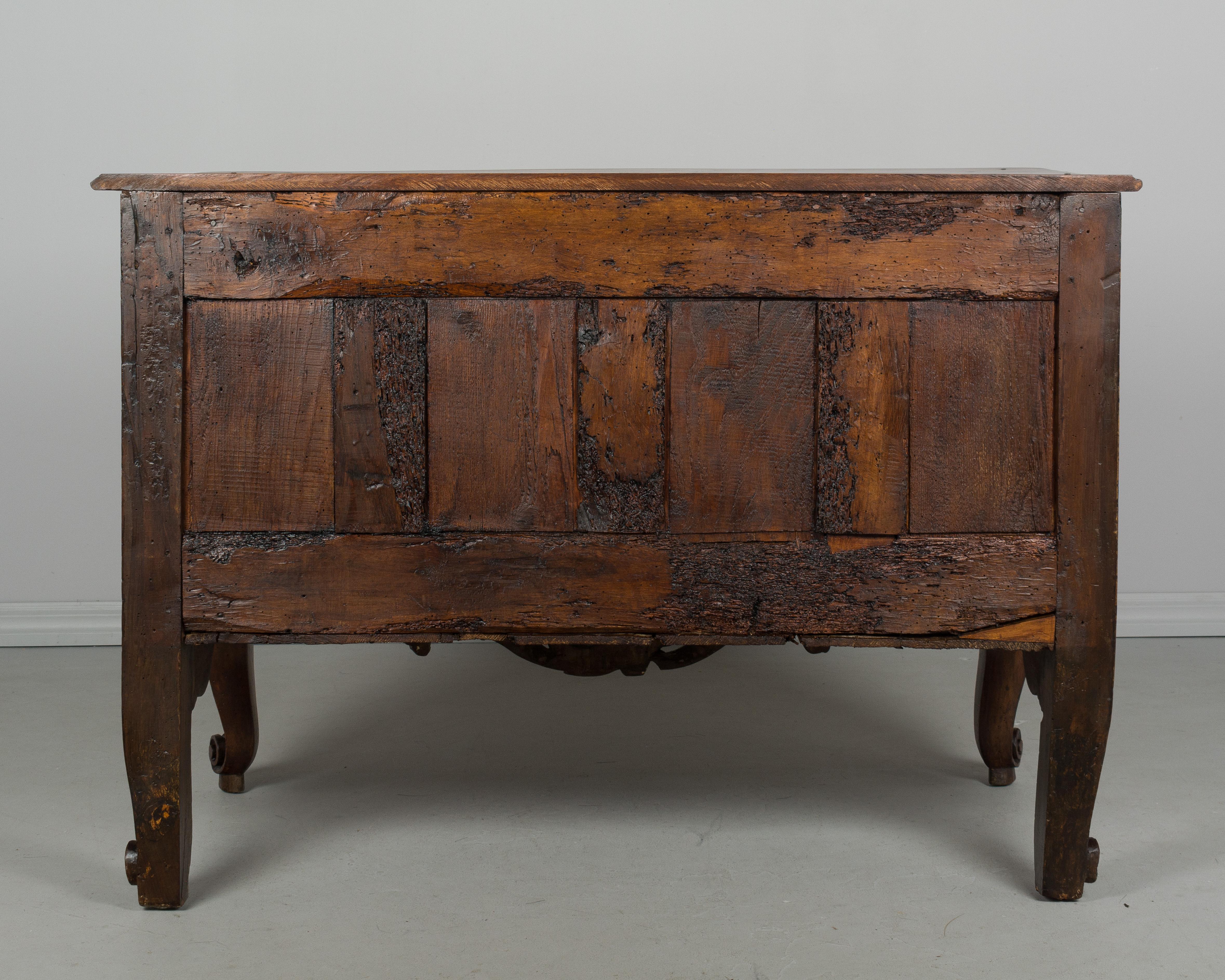 Commode ou coffre à tiroirs d'époque Louis XV du XVIIIe siècle français en vente 4