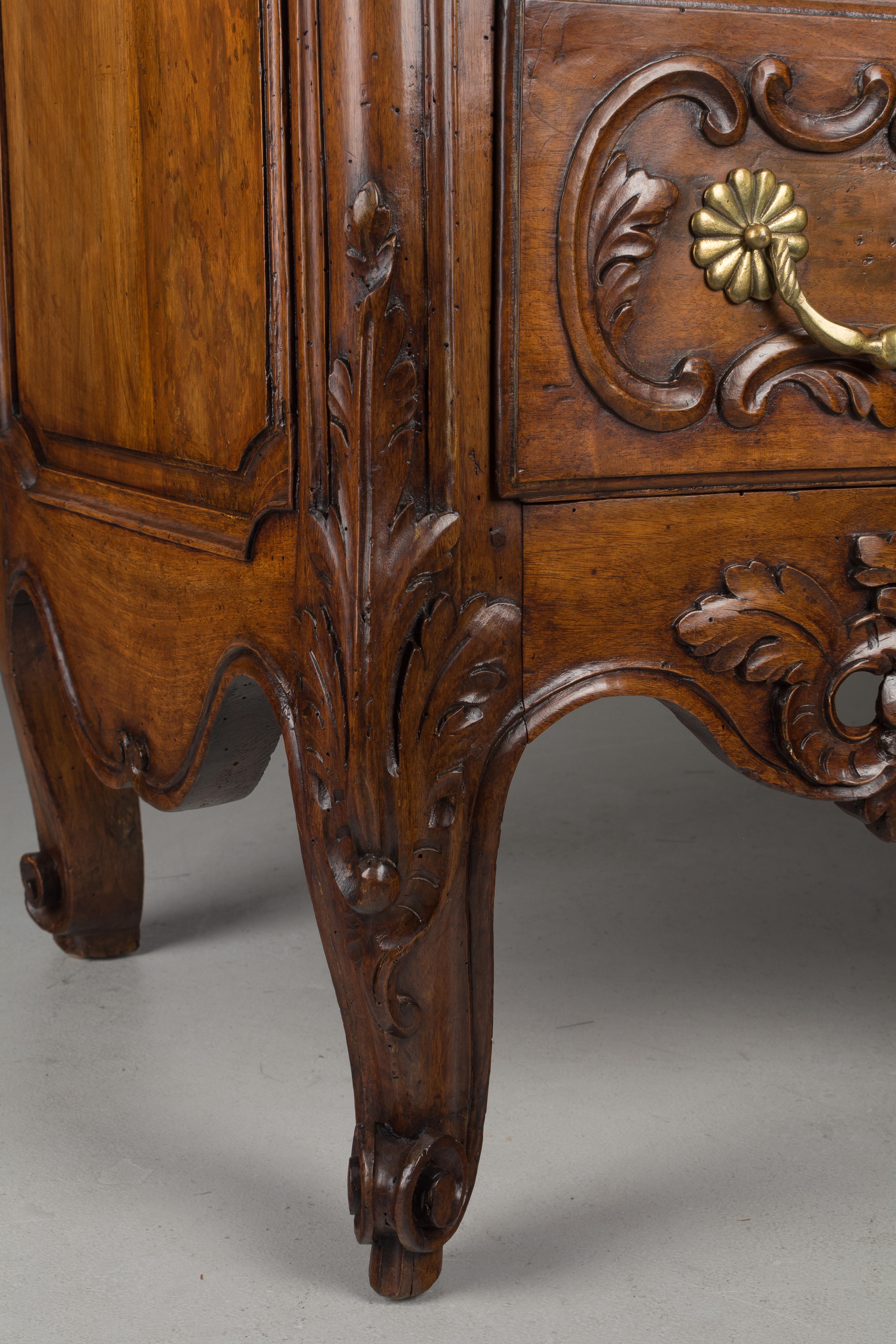 Intagliato a mano Commode o cassettiera francese del XVIII secolo del periodo Luigi XV in vendita
