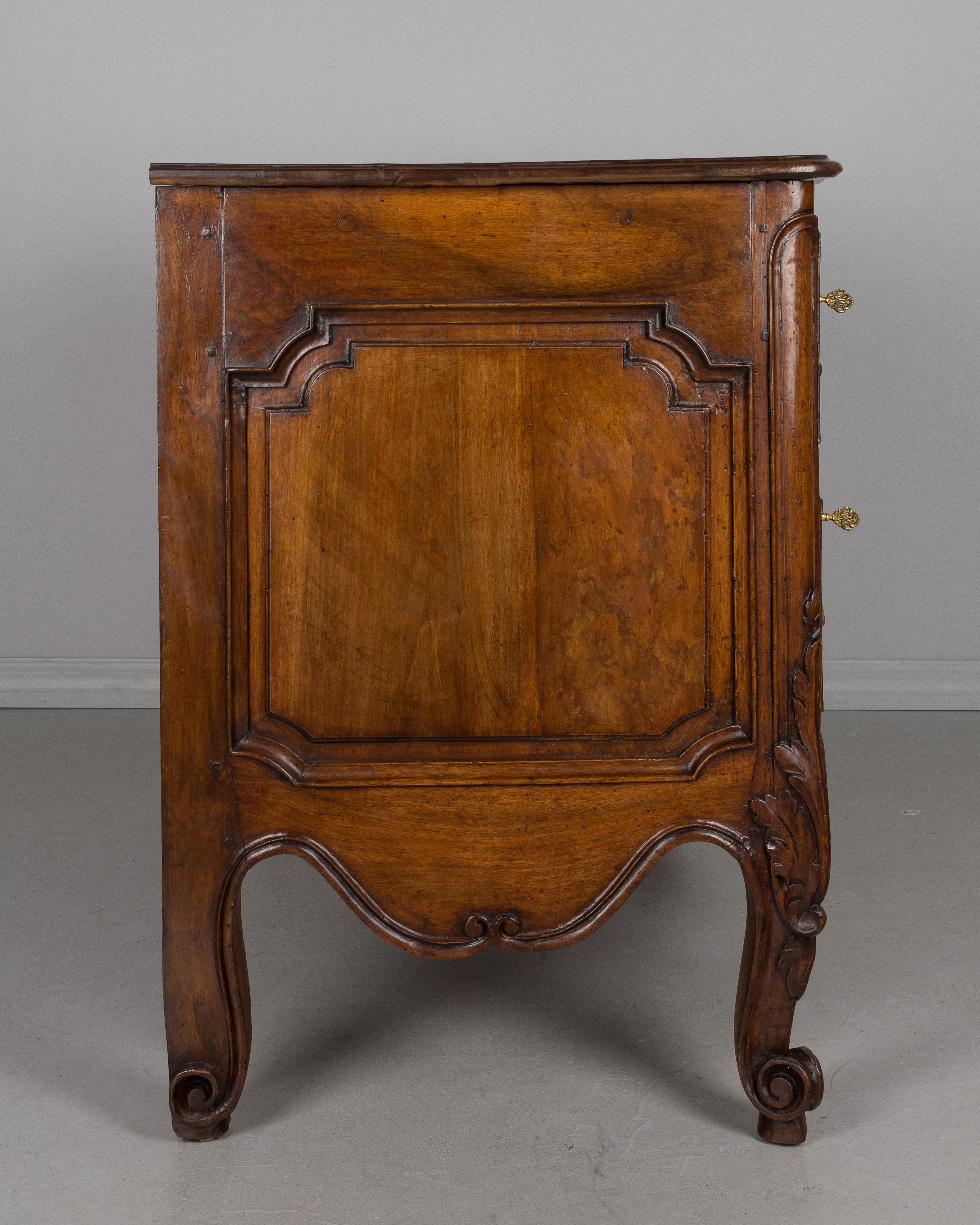 Commode ou coffre à tiroirs d'époque Louis XV du XVIIIe siècle français Bon état - En vente à Winter Park, FL