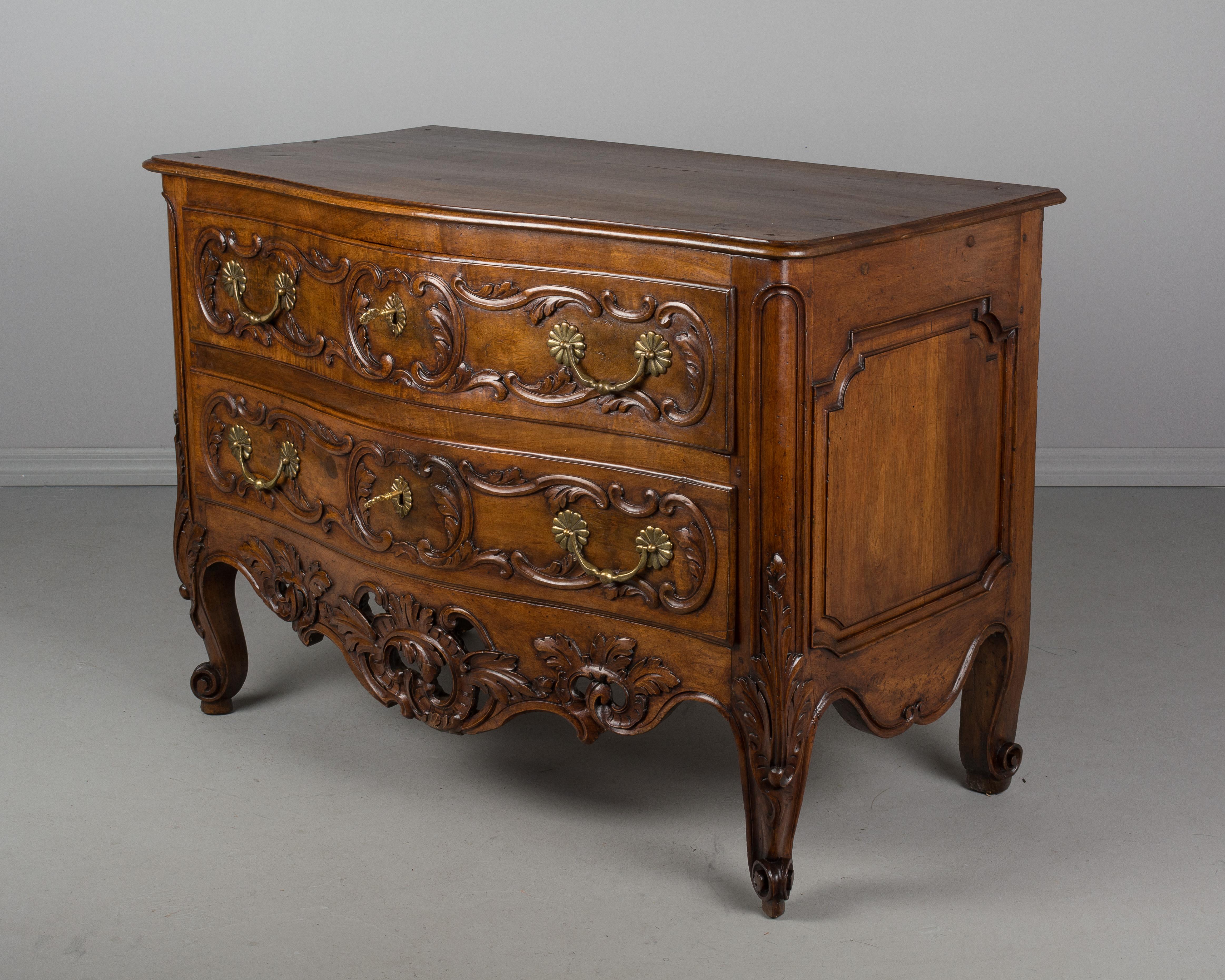 Commode ou coffre à tiroirs d'époque Louis XV du XVIIIe siècle français en vente 1