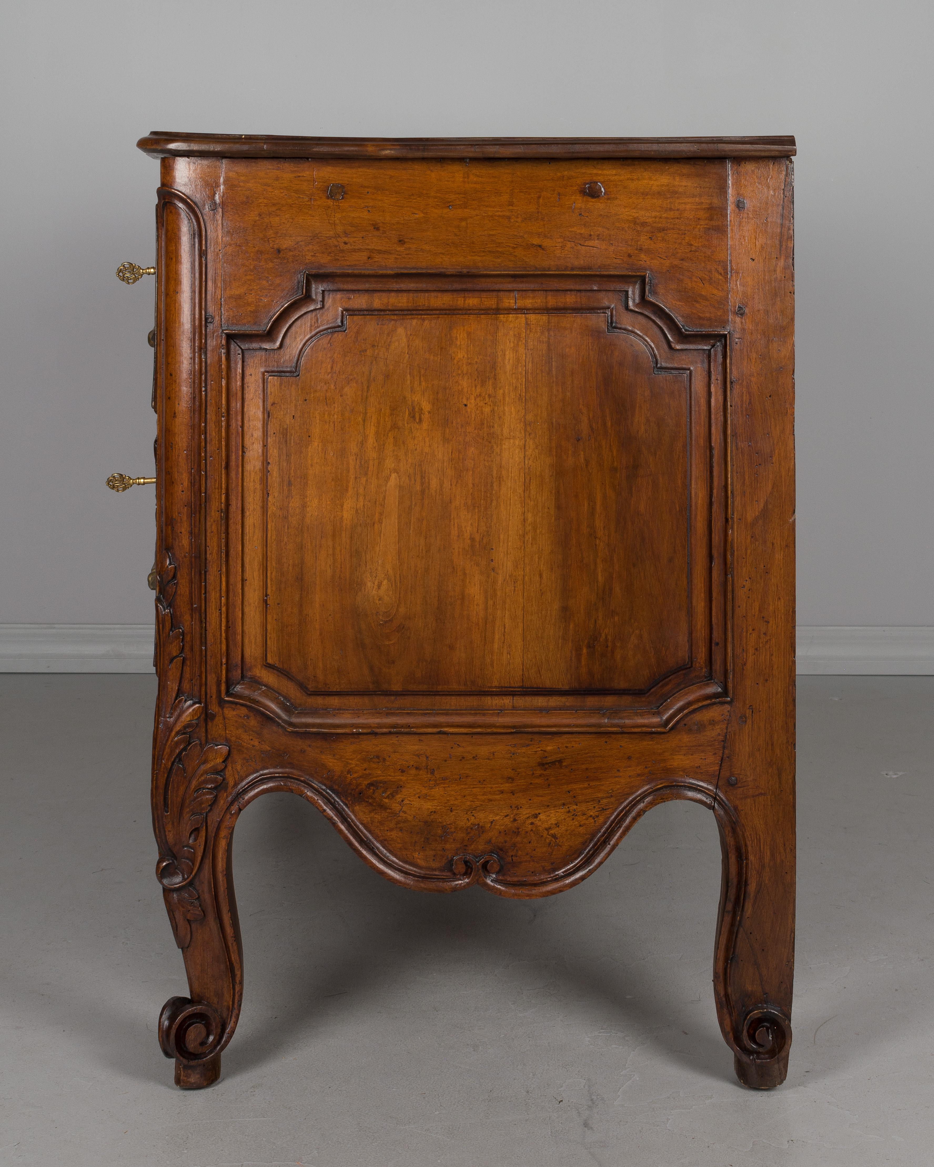 Commode ou coffre à tiroirs d'époque Louis XV du XVIIIe siècle français en vente 2