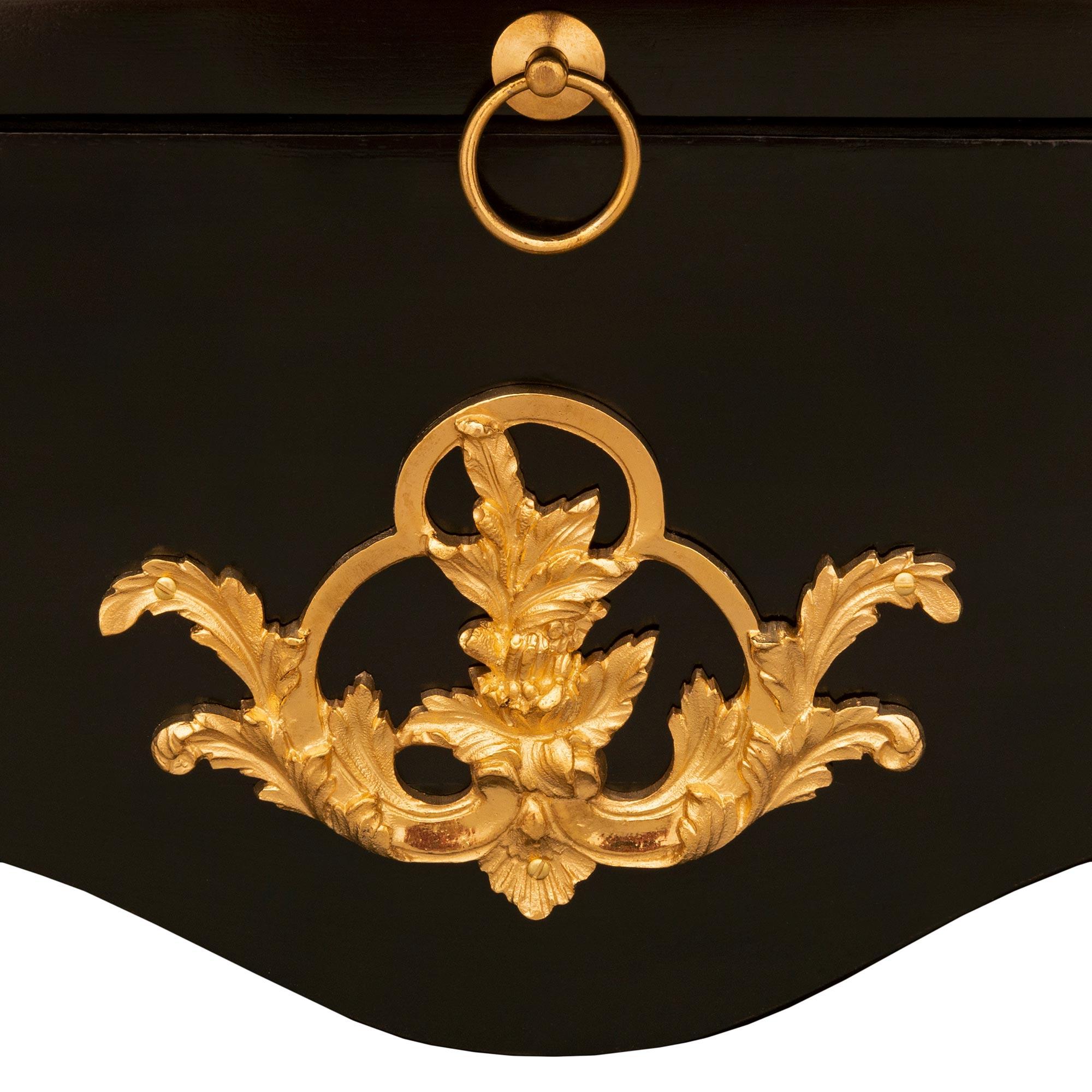 Bureau Plat Partner d'époque Louis XV du 18ème siècle en ébène et bronze doré en vente 4
