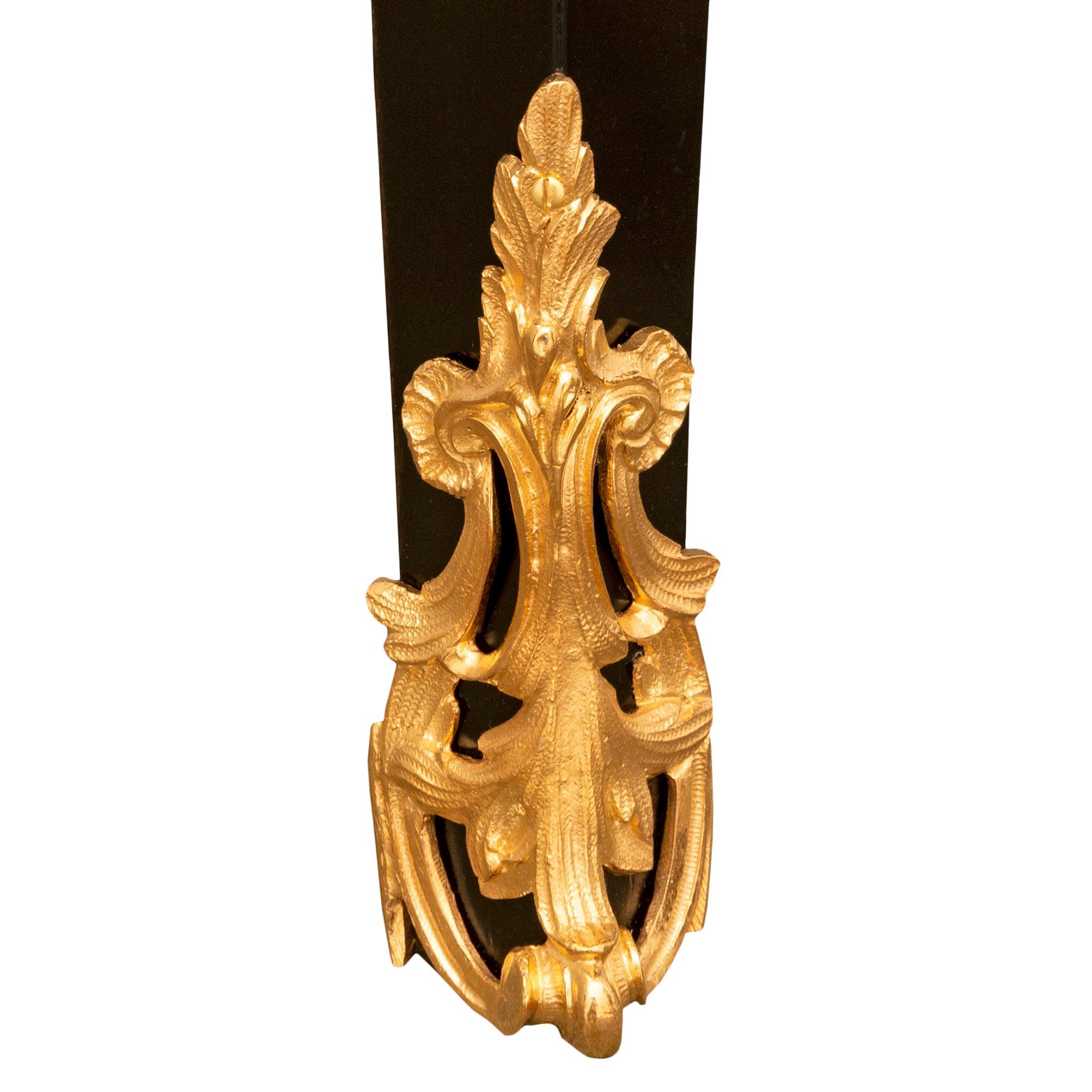Bureau Plat Partner d'époque Louis XV du 18ème siècle en ébène et bronze doré en vente 5