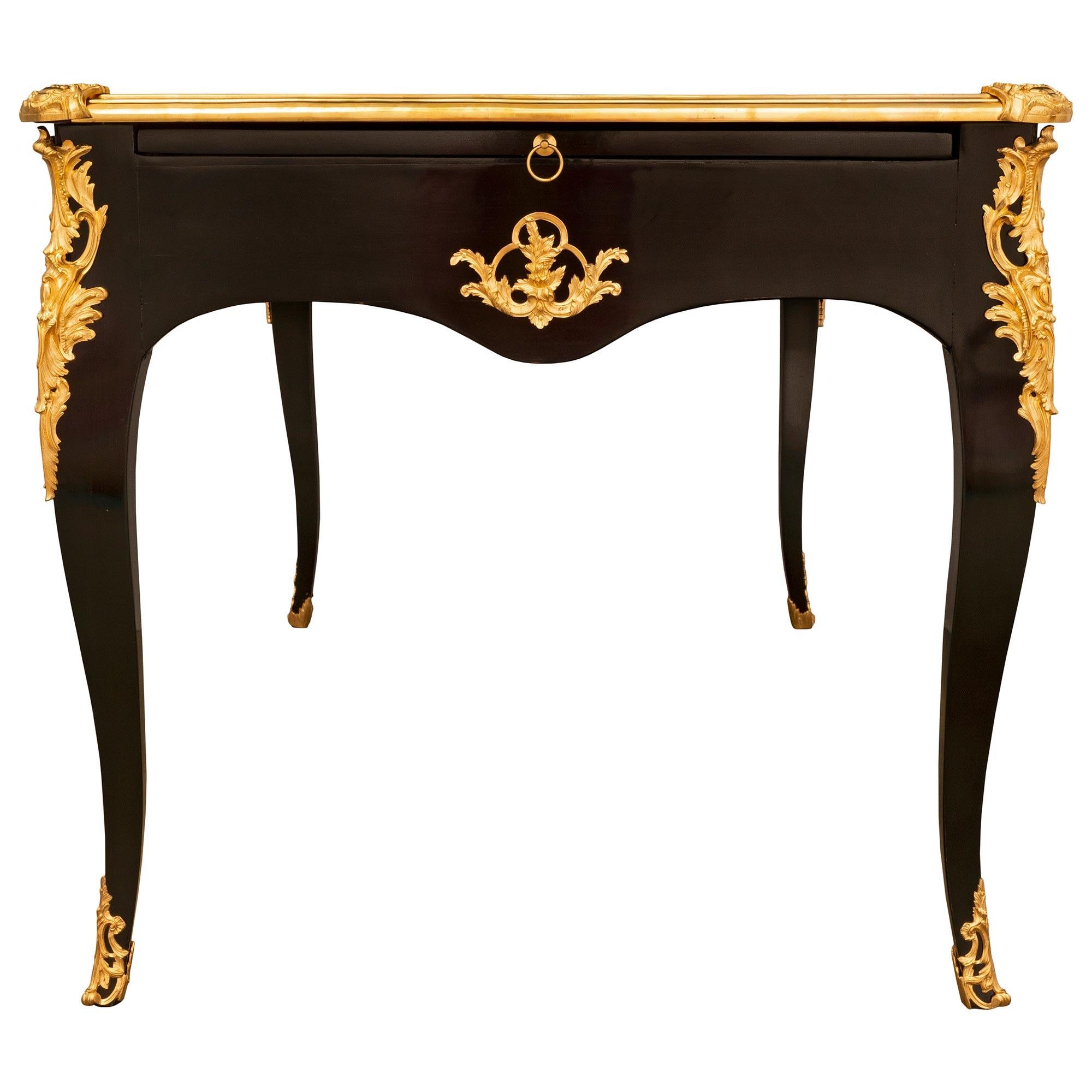 Französisch 18. Jahrhundert Louis XV Periode Ebenholz und Ormolu Bureau Plat Partner's Desk (Goldbronze) im Angebot