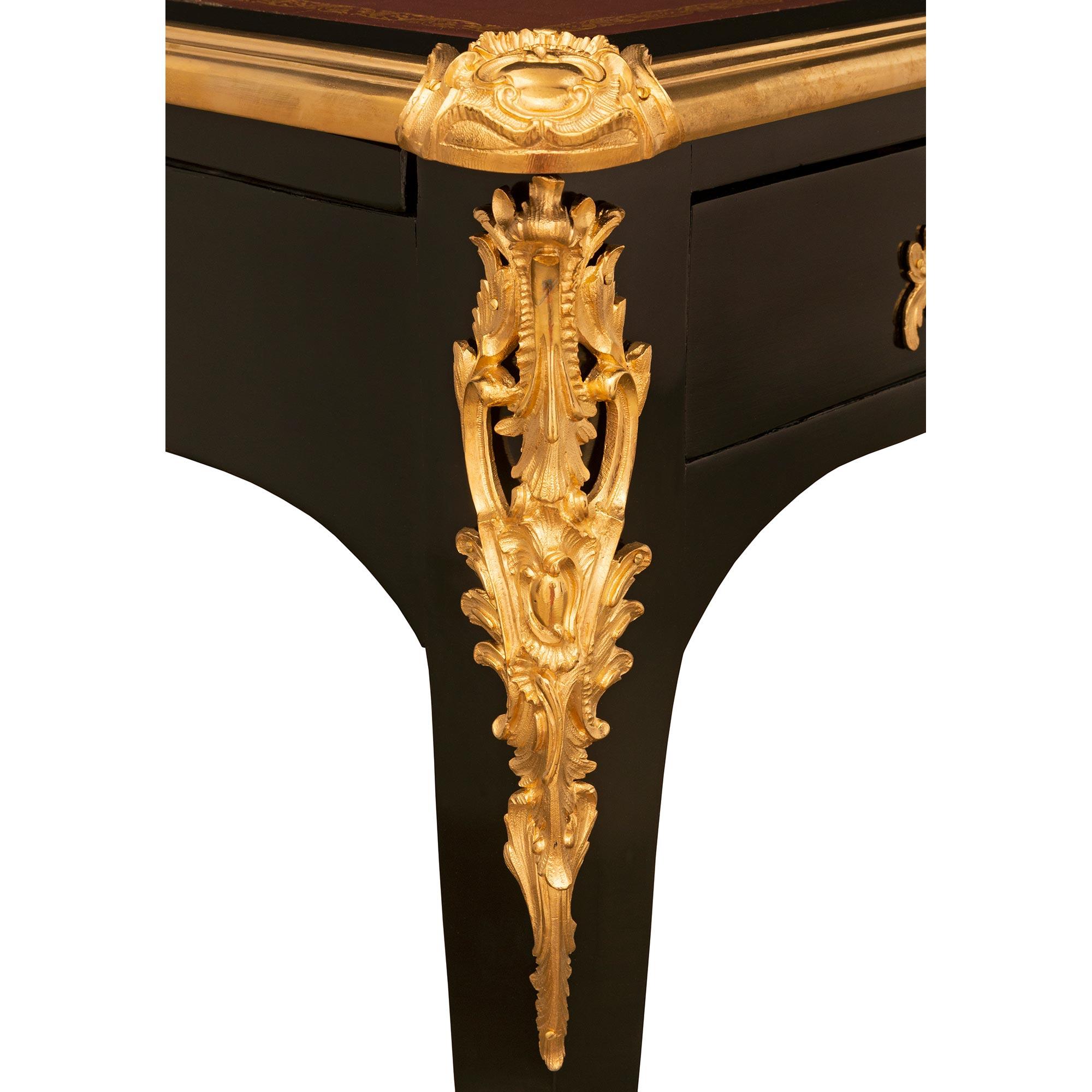 Bronze doré Bureau Plat Partner d'époque Louis XV du 18ème siècle en ébène et bronze doré en vente