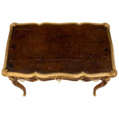 Bureau français d'époque Louis XV du 18ème siècle en bois de violette et tulipier