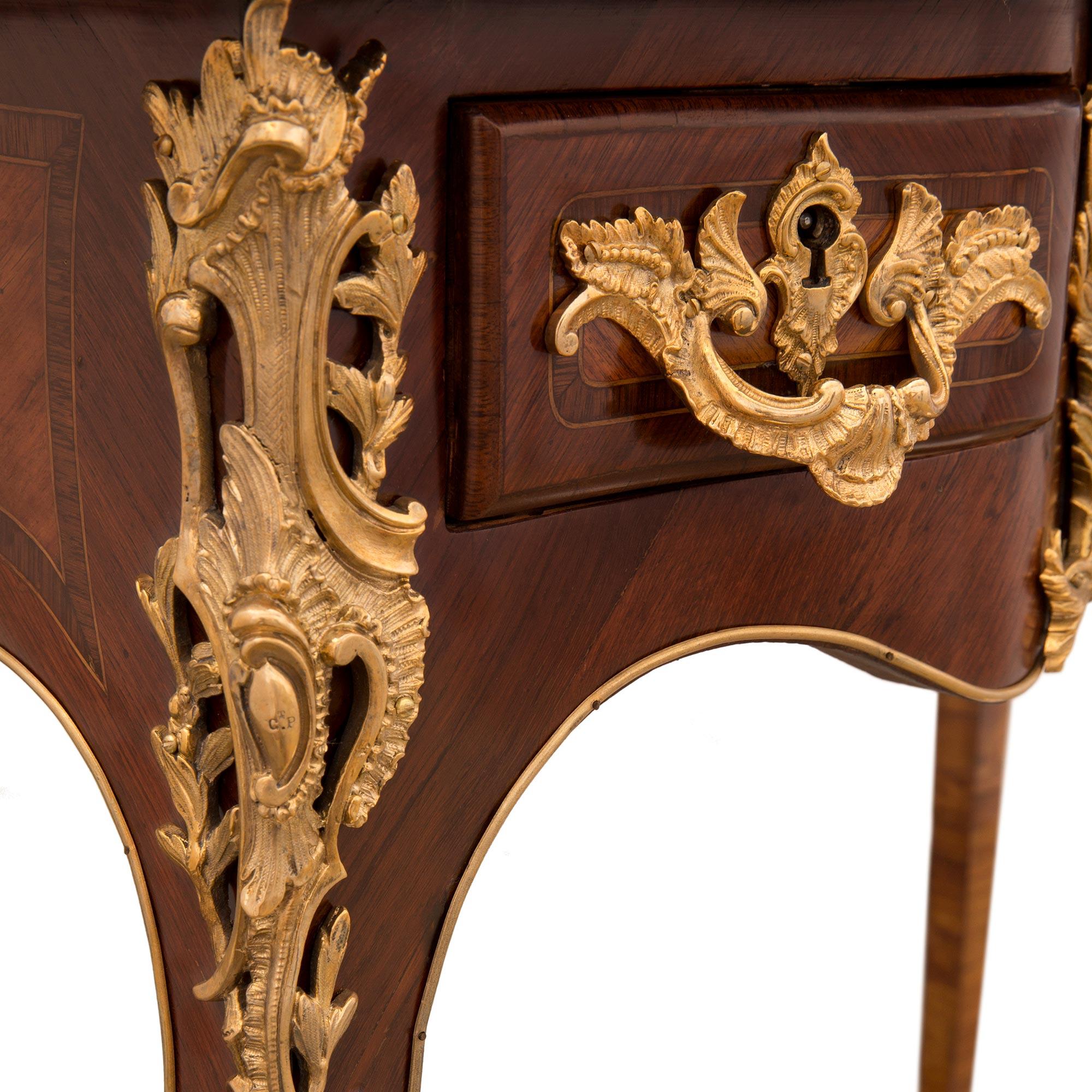 Cuir Bureau français d'époque Louis XV du 18ème siècle en bois de violette et tulipier en vente