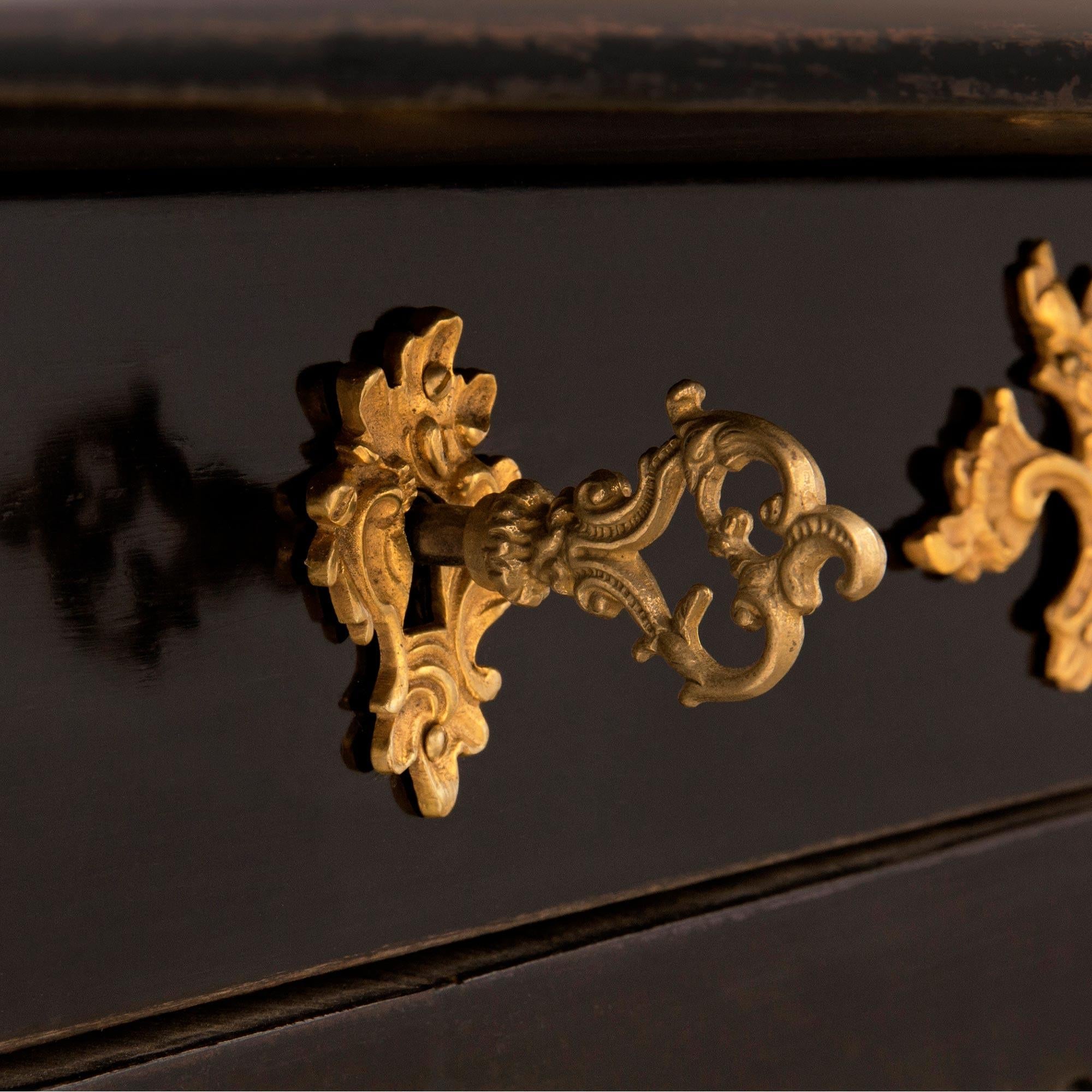 Bronze doré Table de bibliothèque/bureau français d'époque Louis XV du 18ème siècle en bois fruitier et bronze doré en vente