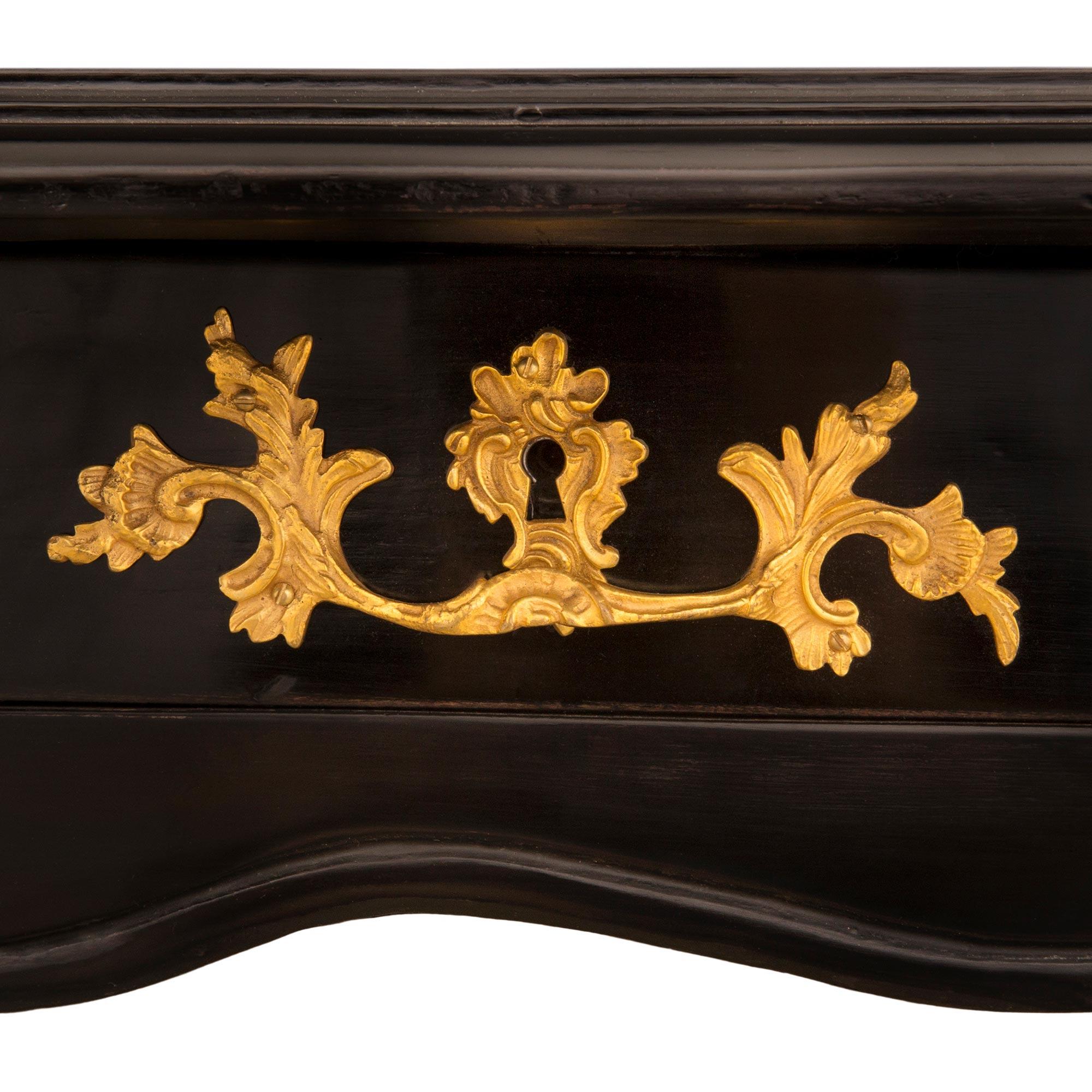 Table de bibliothèque/bureau français d'époque Louis XV du 18ème siècle en bois fruitier et bronze doré en vente 1