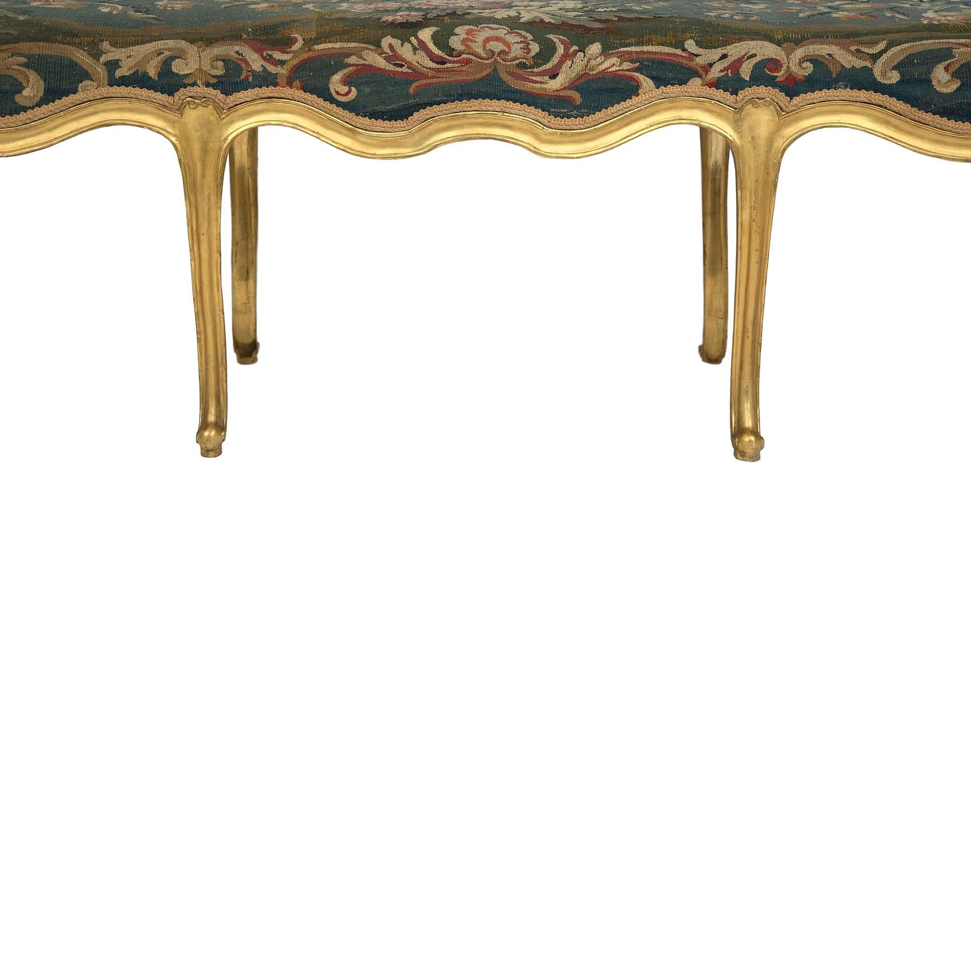 Banc en bois doré et tapisserie d'Aubusson d'époque Louis XV du 18ème siècle français Bon état - En vente à West Palm Beach, FL