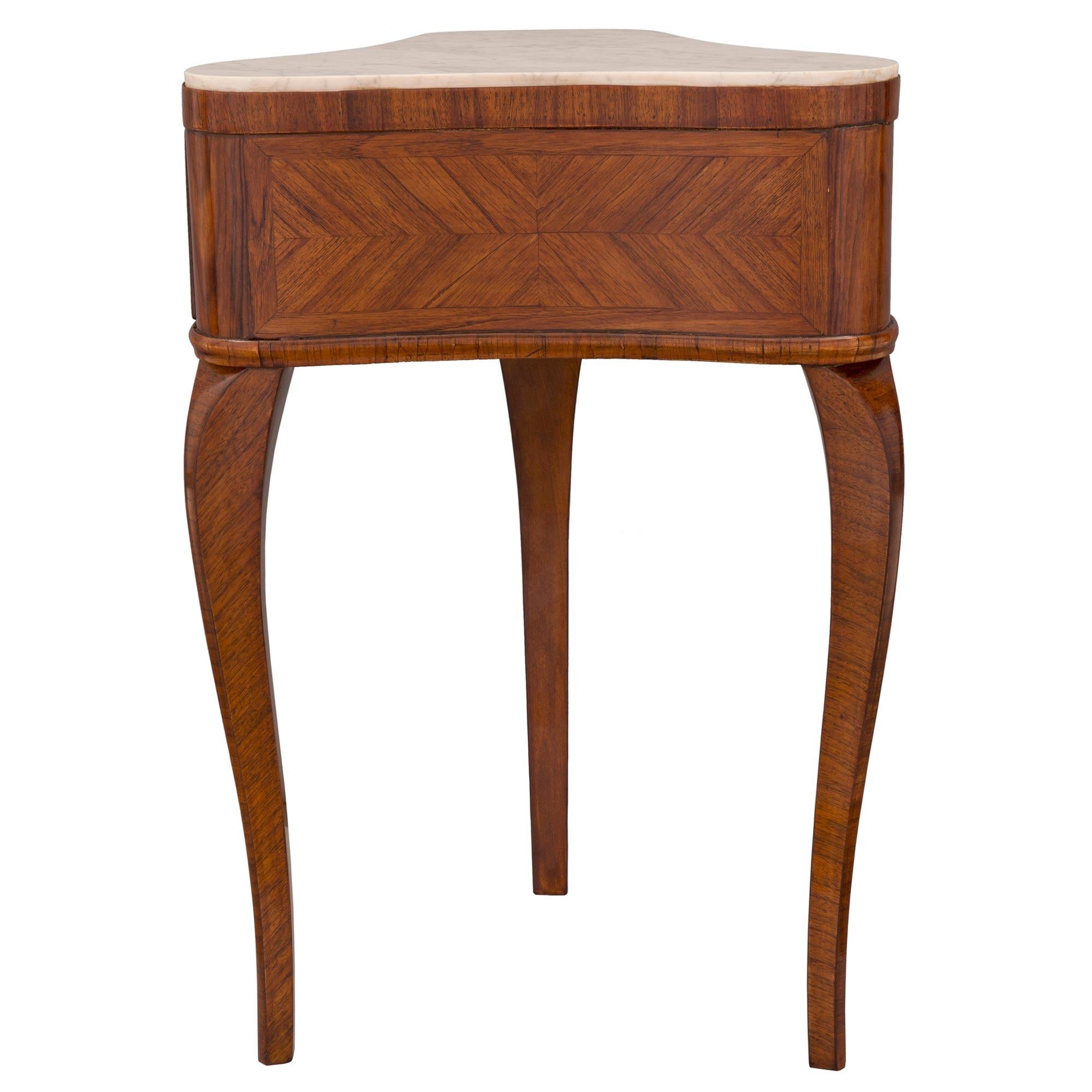 Marbre de Carrare Table d'appoint française d'époque Louis XV du 18ème siècle en bois de violette et marbre de Carrare blanc en vente