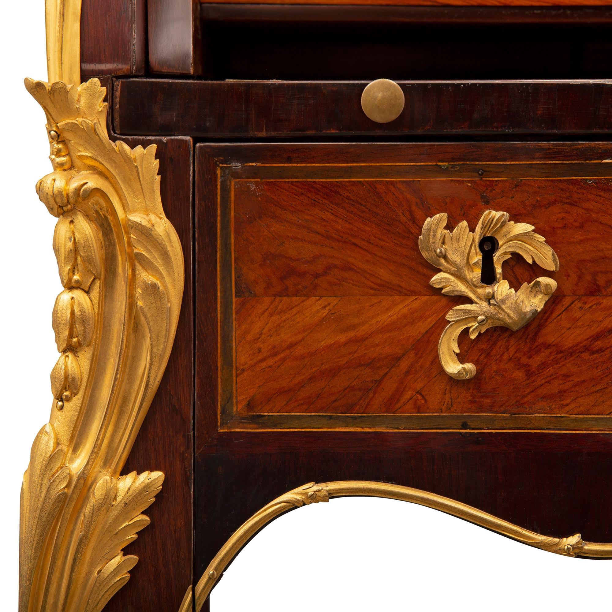 Bureau français du XVIIIe siècle d'époque Louis XV en bois de roi, tulipier et bronze doré en vente 5