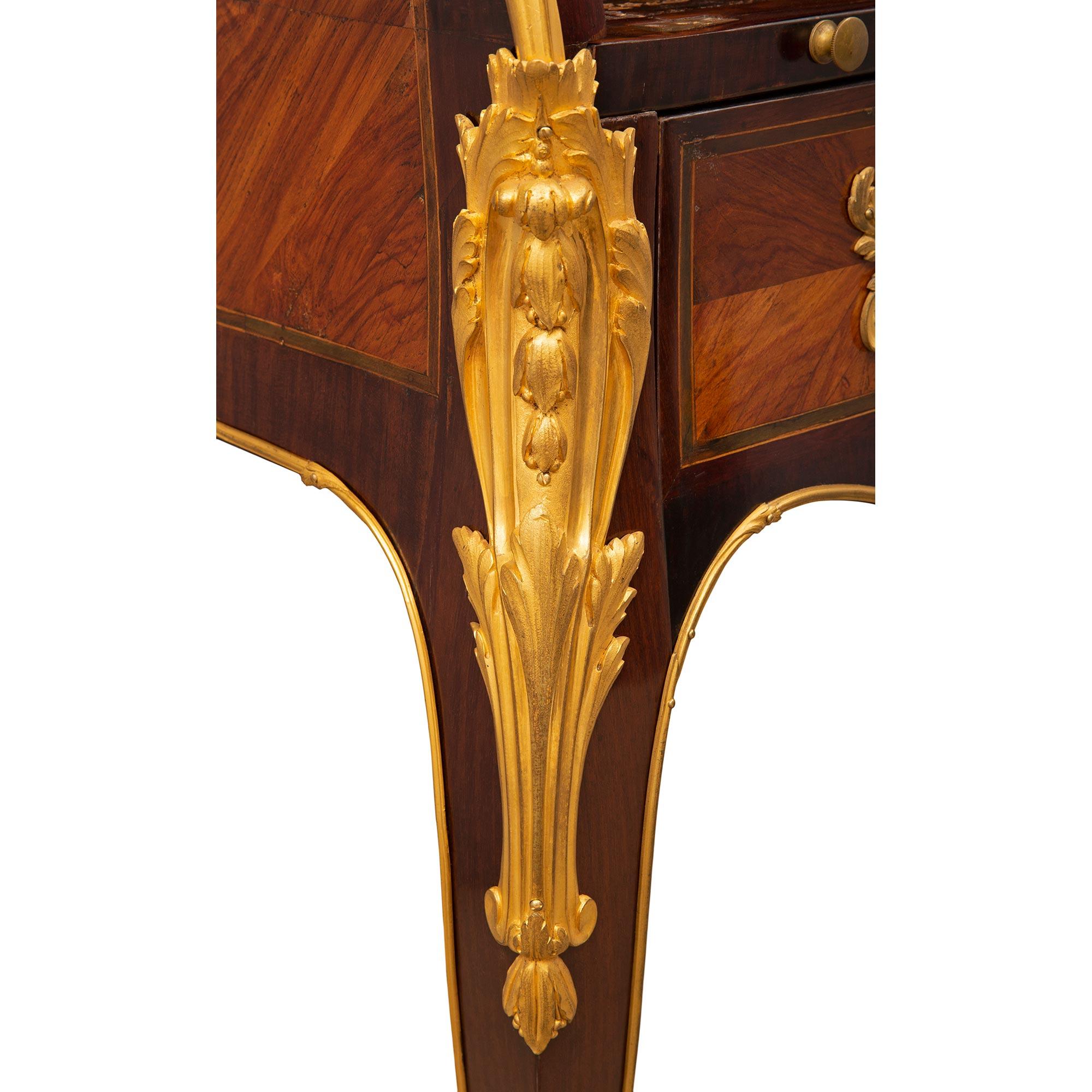 Bureau français du XVIIIe siècle d'époque Louis XV en bois de roi, tulipier et bronze doré en vente 6