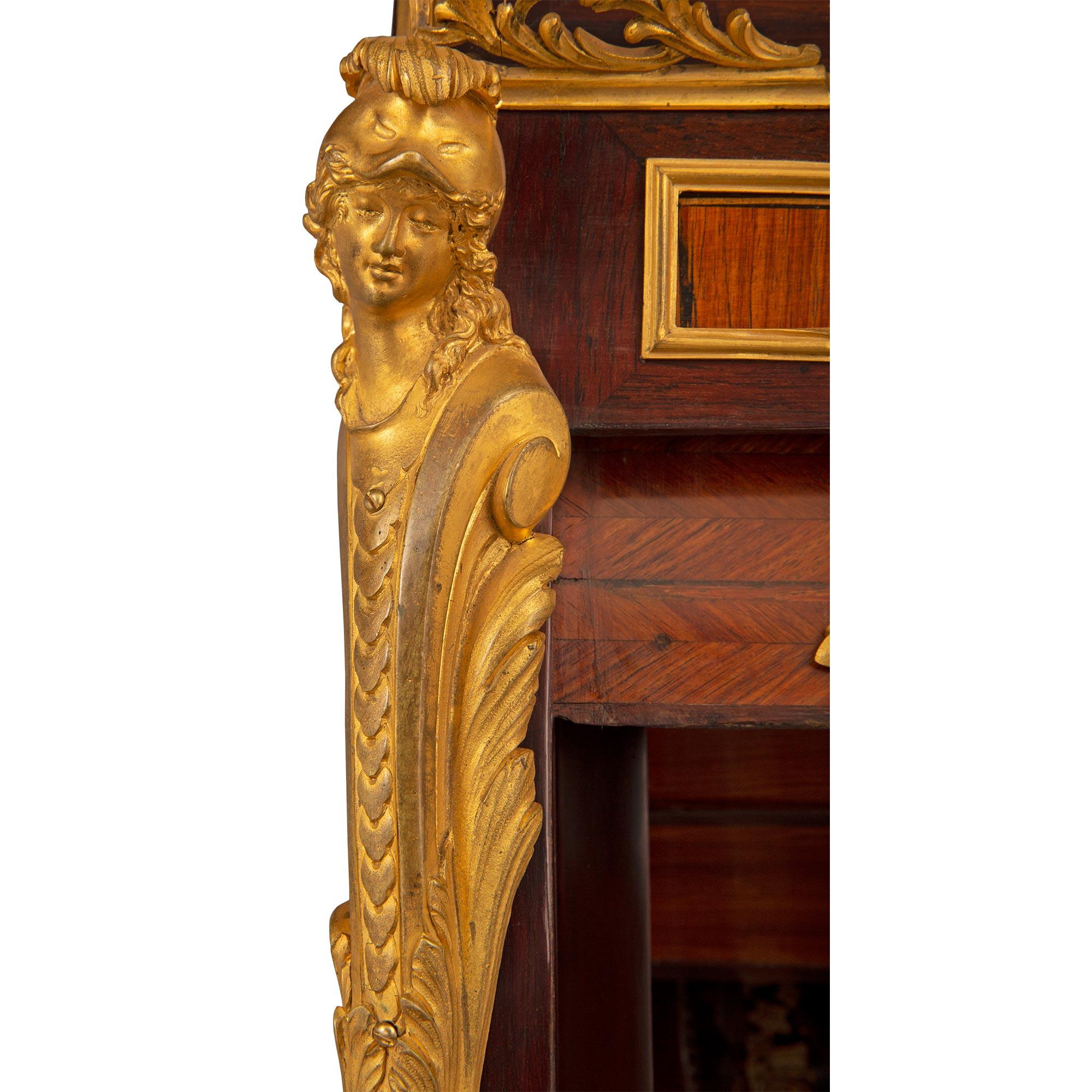 Bureau français du XVIIIe siècle d'époque Louis XV en bois de roi, tulipier et bronze doré en vente 7