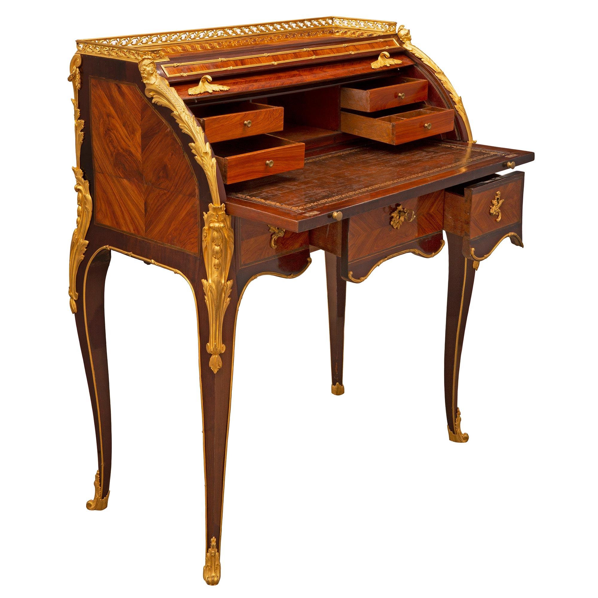 Français Bureau français du XVIIIe siècle d'époque Louis XV en bois de roi, tulipier et bronze doré en vente