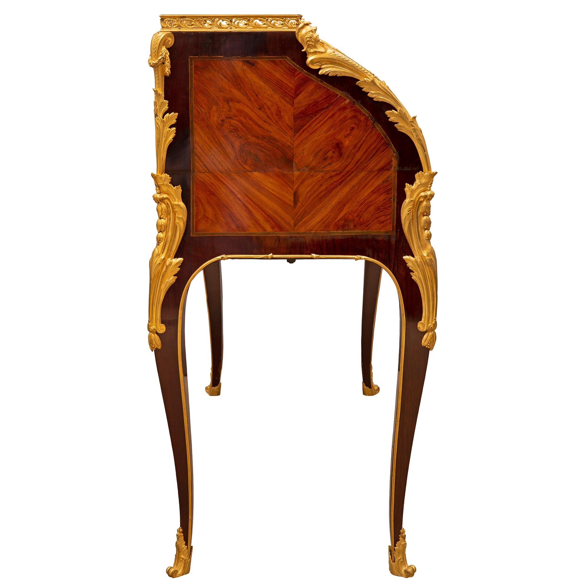 Bureau français du XVIIIe siècle d'époque Louis XV en bois de roi, tulipier et bronze doré Bon état - En vente à West Palm Beach, FL