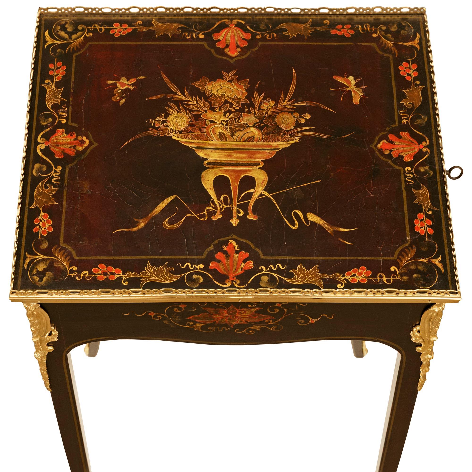 French 18th century Louis XV Period Lacquer and Ormolu side table, circa 1750 in vendita 3