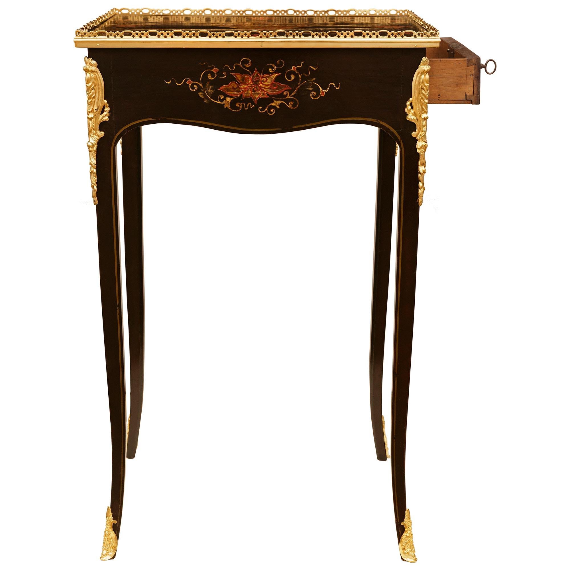 Luigi XV French 18th century Louis XV Period Lacquer and Ormolu side table, circa 1750 in vendita