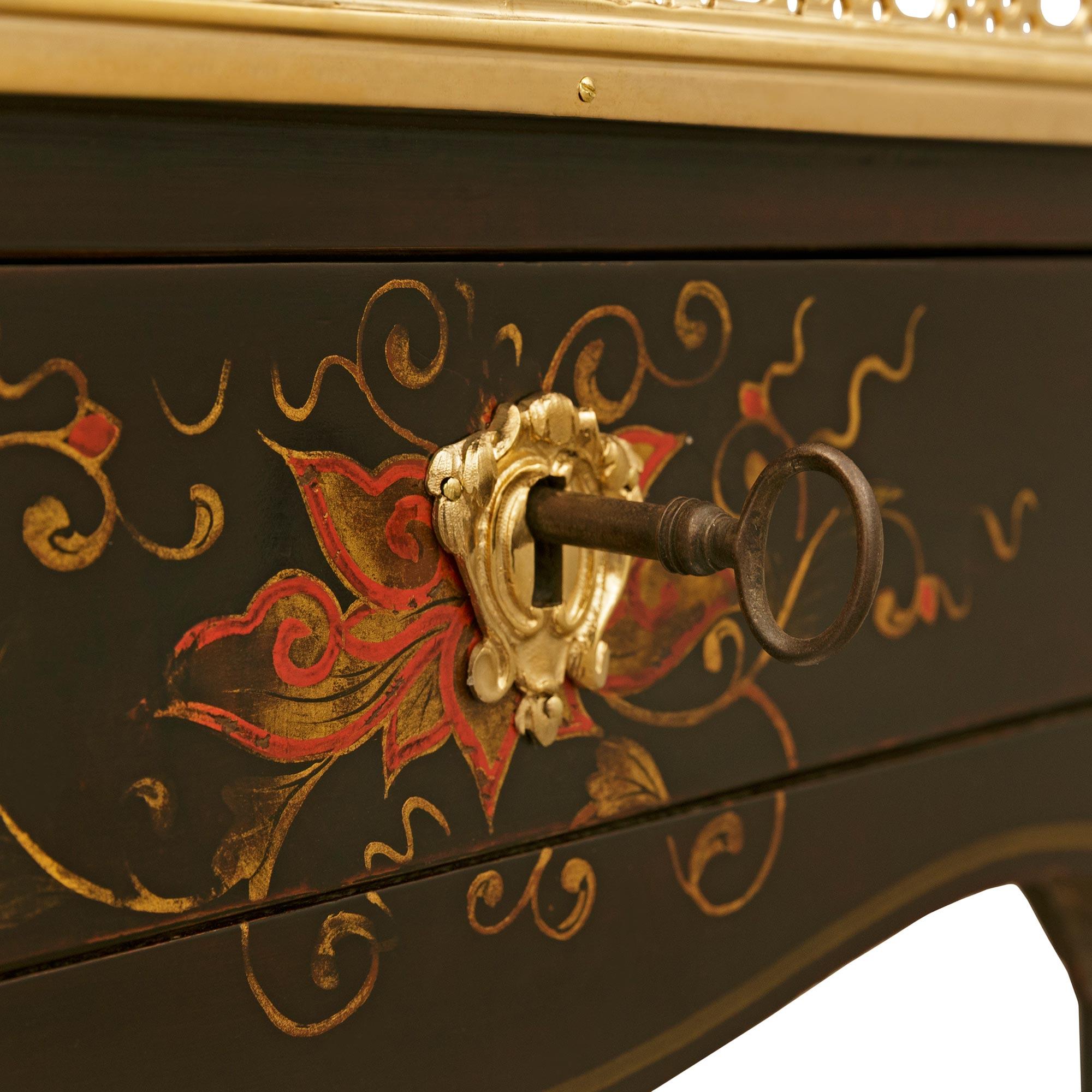 French 18th century Louis XV Period Lacquer and Ormolu side table, circa 1750 In condizioni buone in vendita a West Palm Beach, FL