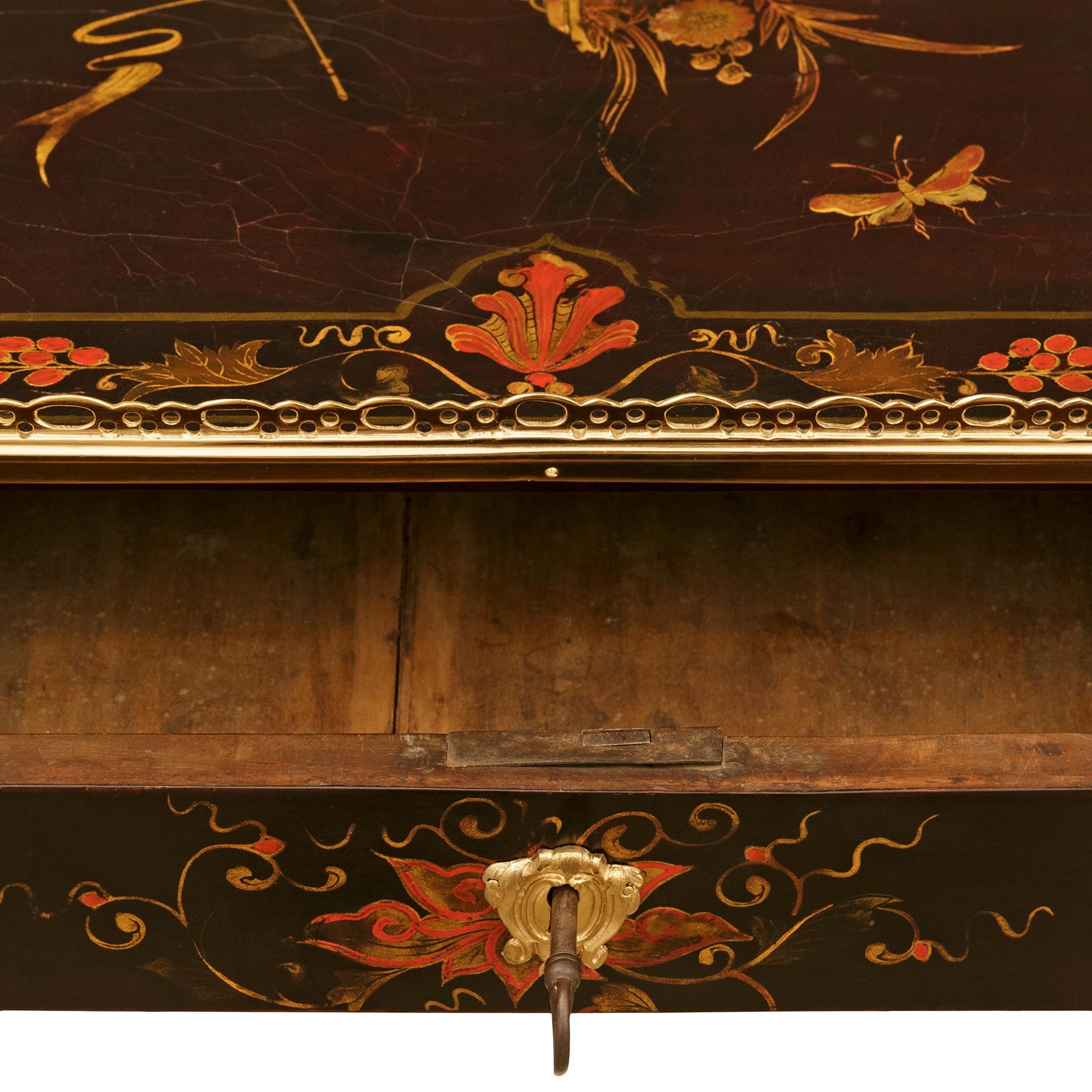 Fino al XVIII secolo French 18th century Louis XV Period Lacquer and Ormolu side table, circa 1750 in vendita