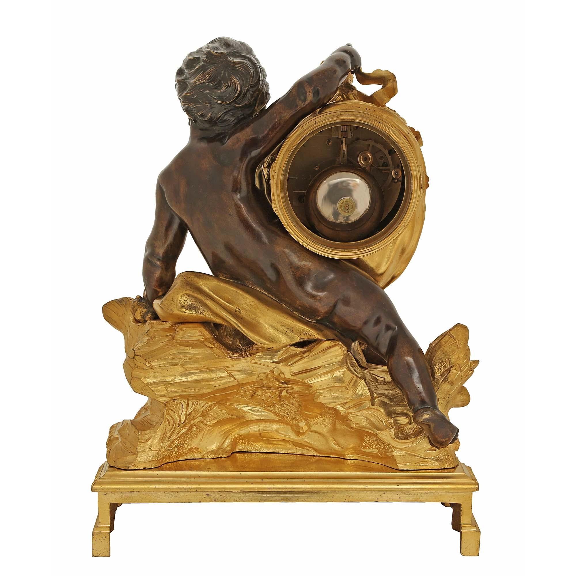 Uhr aus Goldbronze und patinierter Bronze aus der Zeit Louis XV./Louis XVI. des 18. Jahrhunderts, Frankreich (Patiniert) im Angebot