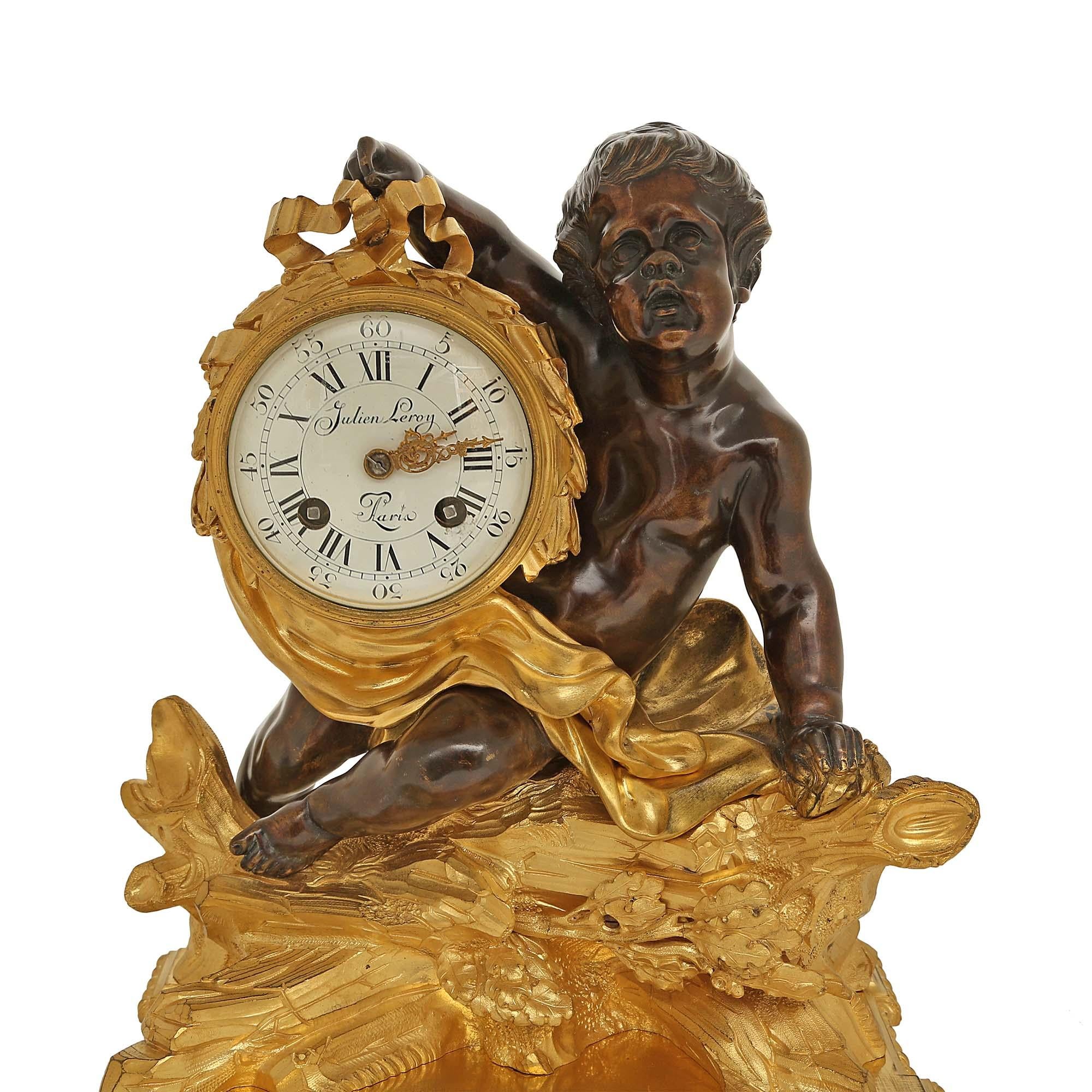 Uhr aus Goldbronze und patinierter Bronze aus der Zeit Louis XV./Louis XVI. des 18. Jahrhunderts, Frankreich (18. Jahrhundert und früher) im Angebot