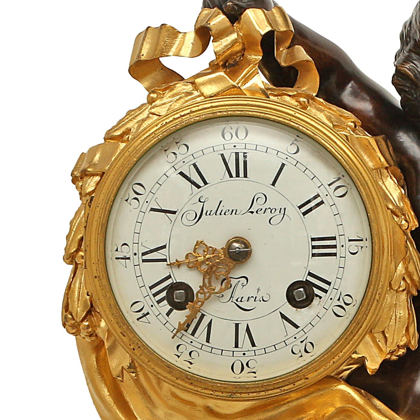 Uhr aus Goldbronze und patinierter Bronze aus der Zeit Louis XV./Louis XVI. des 18. Jahrhunderts, Frankreich im Angebot 1