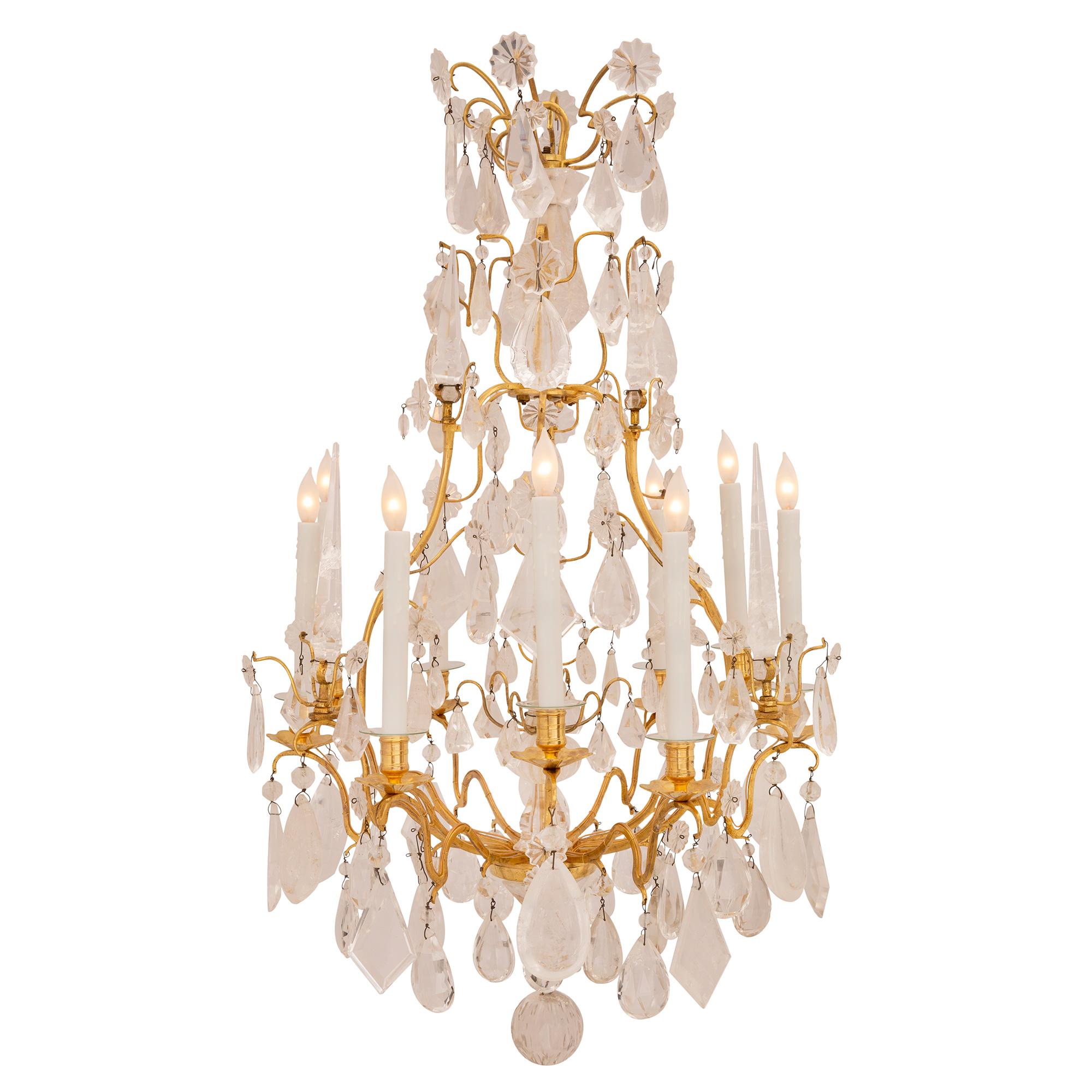 Uno splendido lampadario francese del XVIII secolo in stile Luigi XV in ormolu e cristallo di rocca. Il lampadario a nove bracci è centrato da un bellissimo ciondolo a sfera in cristallo di rocca, circondato da altri superbi ciondoli a forma di