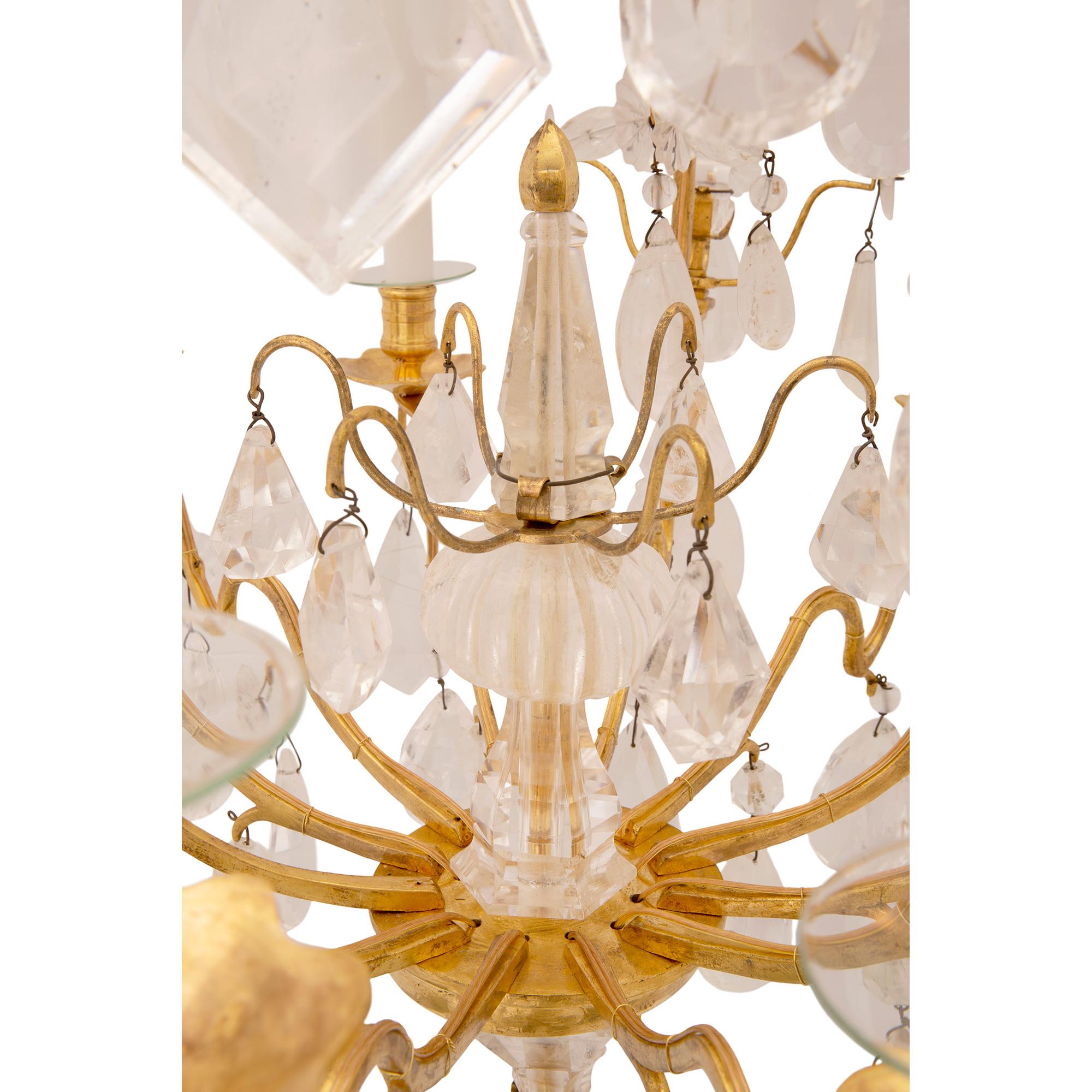 Fino al XVIII secolo Lampadario francese del XVIII secolo di epoca Luigi XV in ormolu e cristallo di rocca in vendita