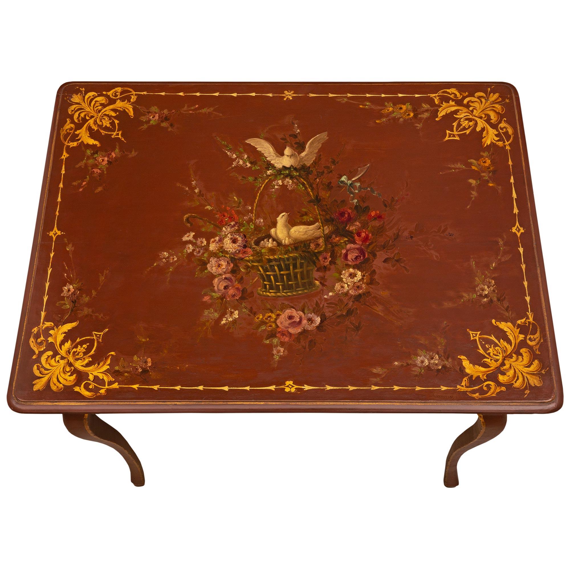 Ein charmanter französischer Beistelltisch aus dem 18. Jahrhundert im Stil von Louis XV. Der schöne Tisch steht auf eleganten, spitz zulaufenden Cabriole-Beinen, die mit fein gemalten Filets verziert sind, die jedes Bein hinauf und entlang der