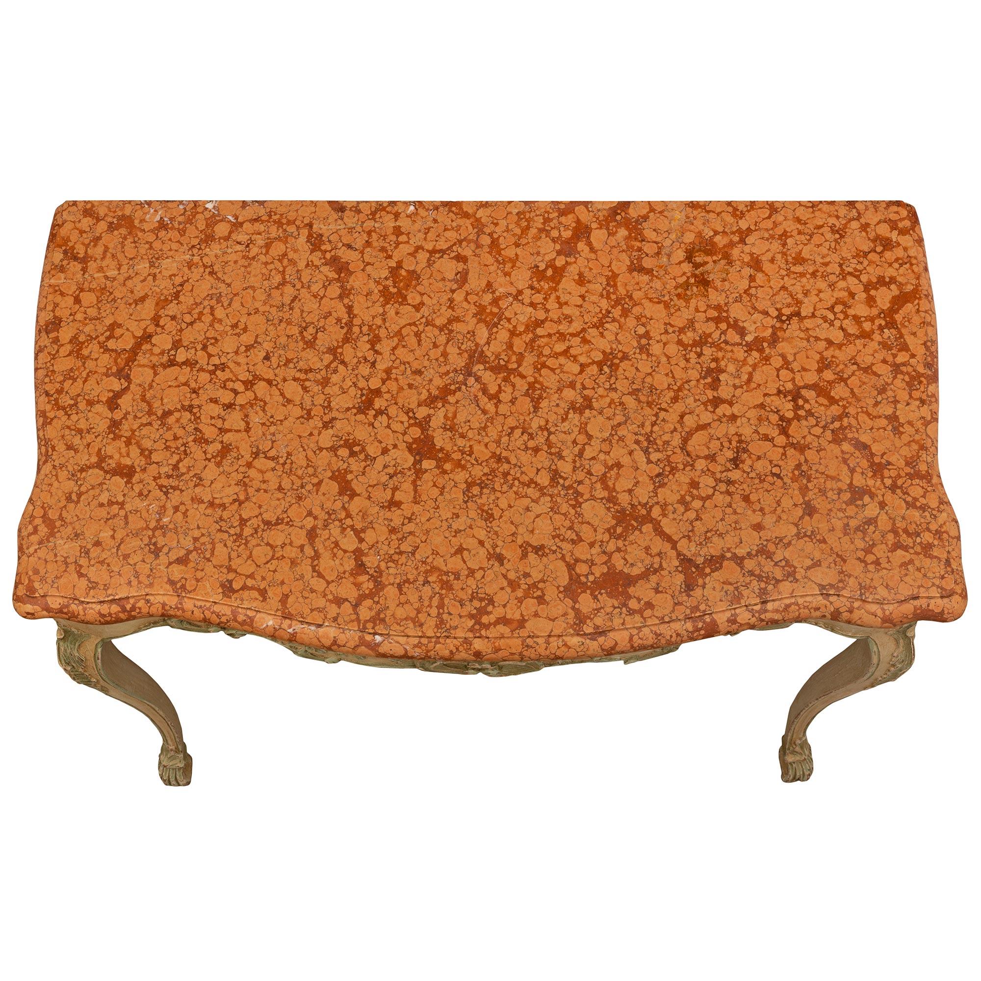 Una encantadora y muy decorativa consola francesa del siglo XVIII, época Luis XV, de madera patinada y mármol Rouge de Verone. La consola independiente se eleva sobre elegantes patas cabriolé con finos pies de pezuña de caña y preciosos filetes que