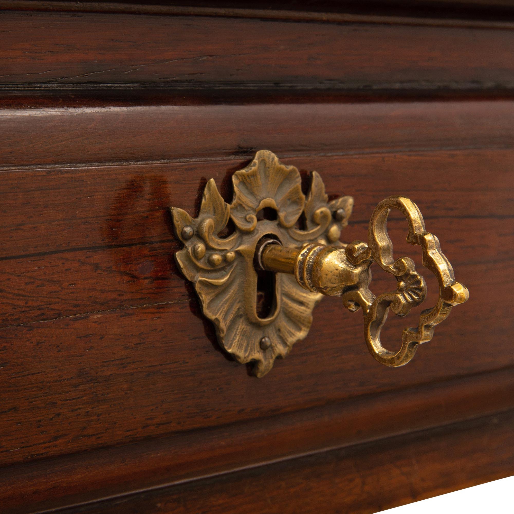 Schreibtisch aus Rosenholz und Bronze aus der Louis XV-Periode des 18. Jahrhunderts im Angebot 3
