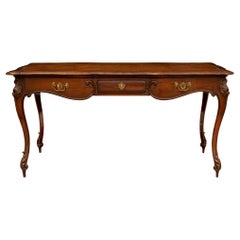 Bureau français d'époque Louis XV du 18ème siècle en bois de rose et bronze