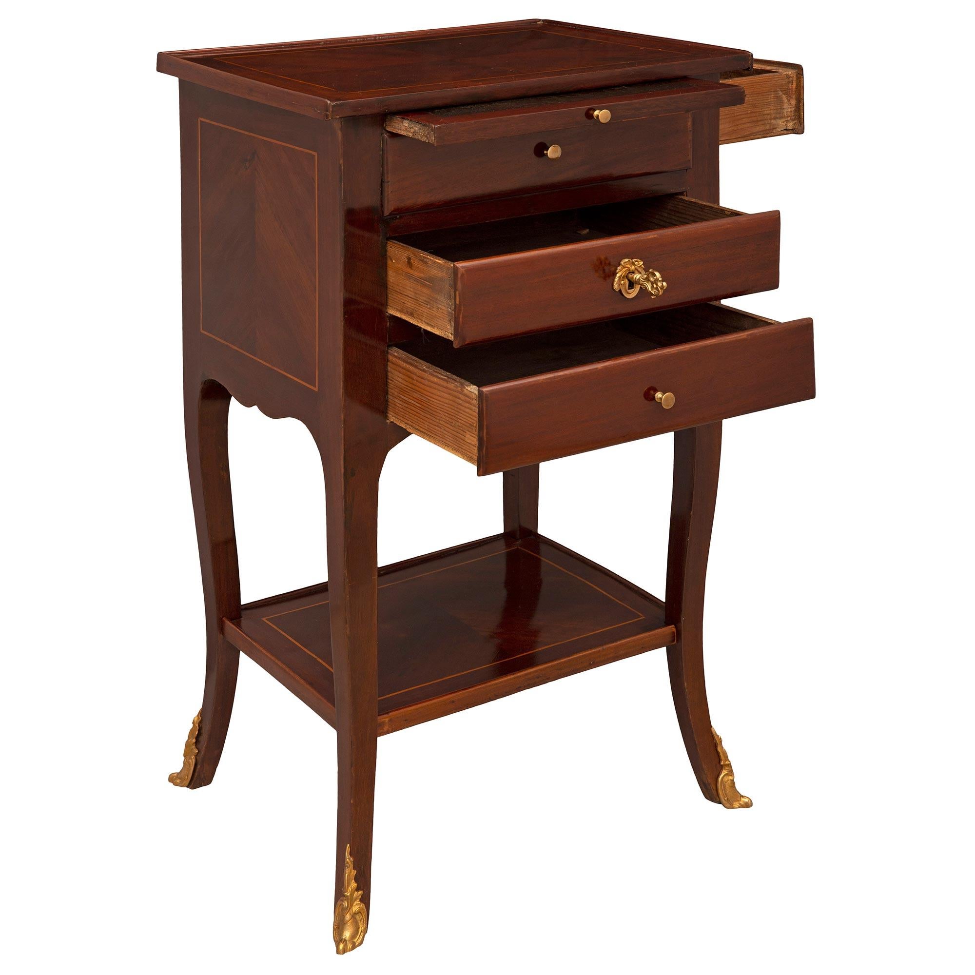 Table d'appoint française d'époque Louis XV du 18ème siècle en bois de rose et bronze doré, vers 1750 Bon état - En vente à West Palm Beach, FL