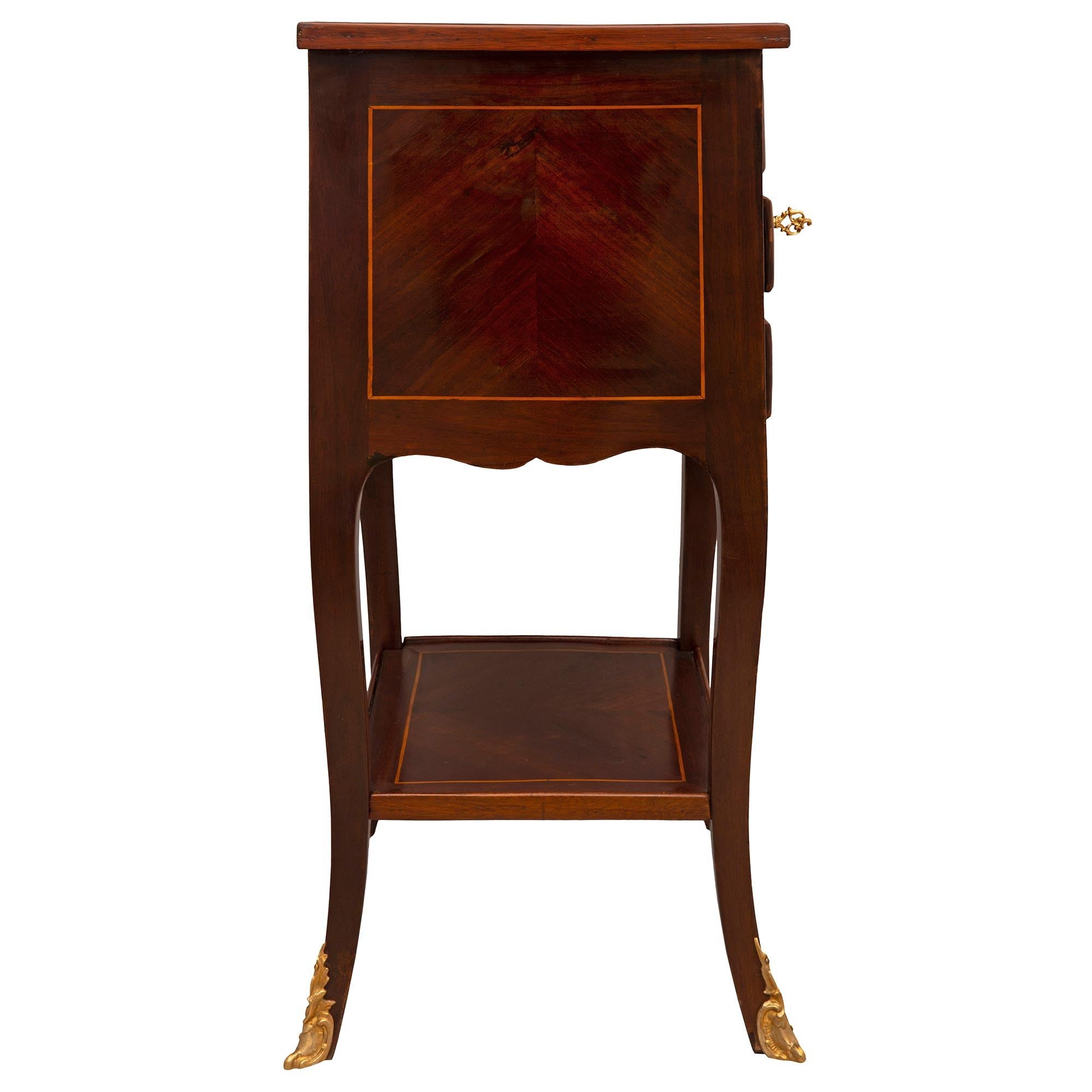 XVIIIe siècle et antérieur Table d'appoint française d'époque Louis XV du 18ème siècle en bois de rose et bronze doré, vers 1750 en vente