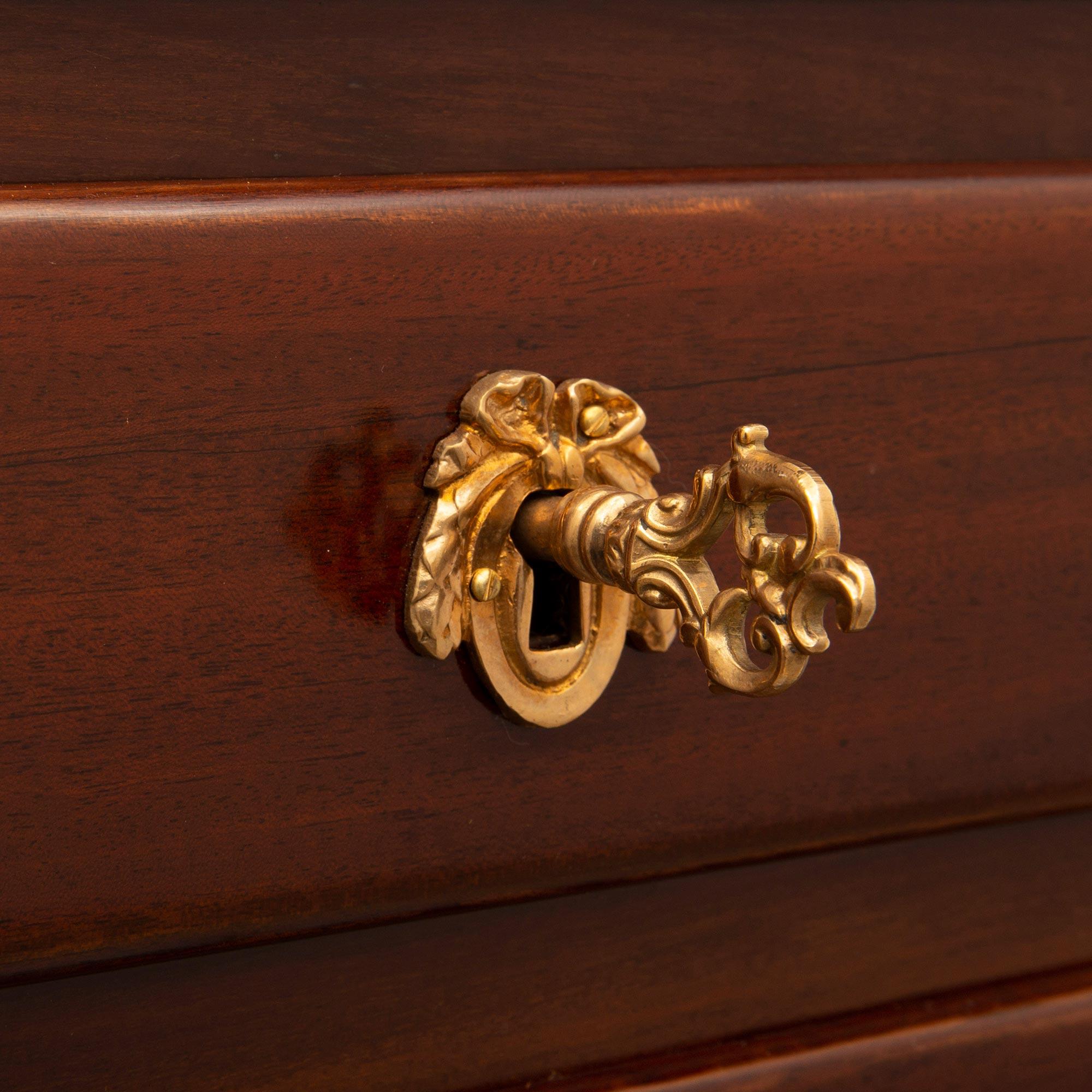 Table d'appoint française d'époque Louis XV du 18ème siècle en bois de rose et bronze doré, vers 1750 en vente 1
