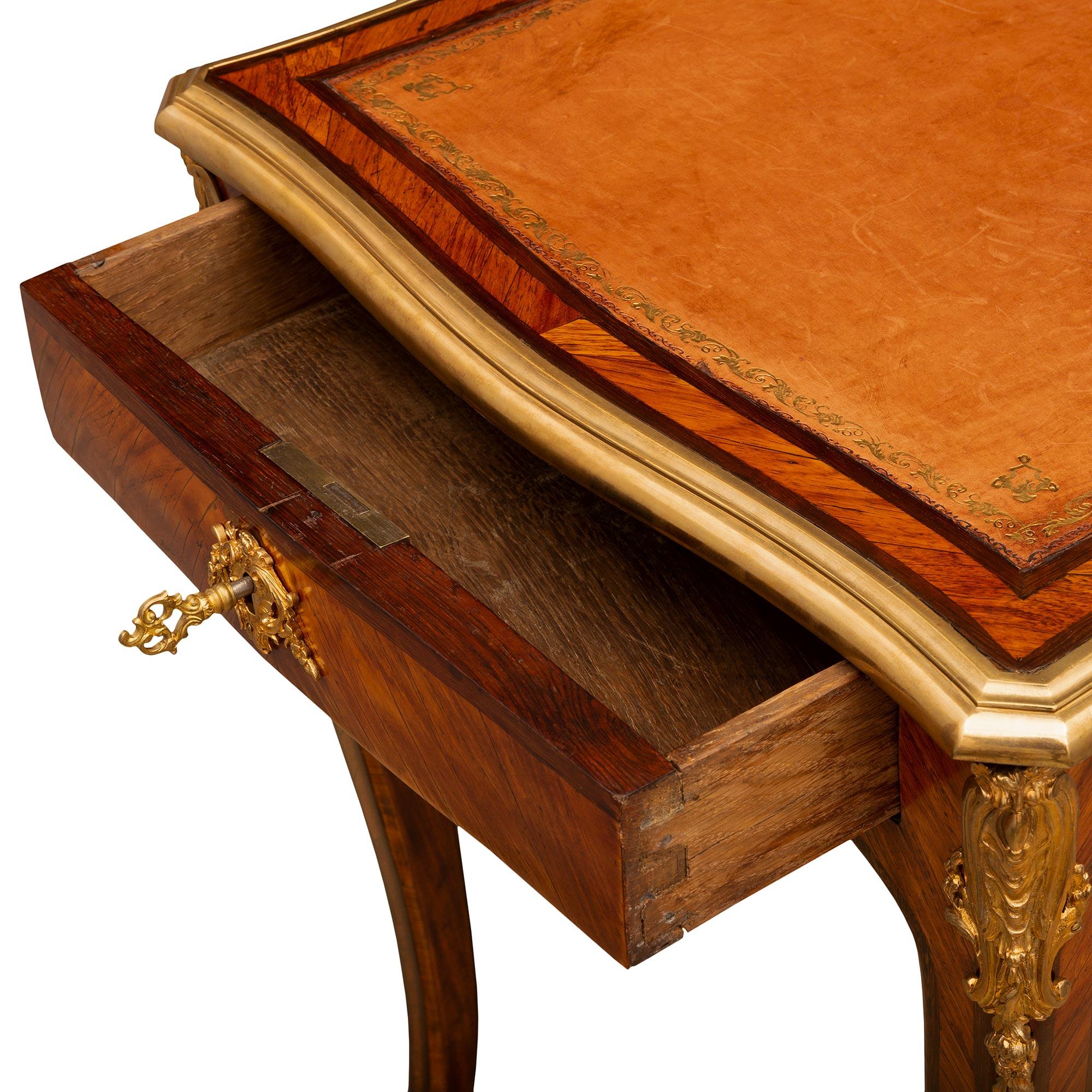 Table d'appoint/bureau française d'époque Louis XV du 18ème siècle en vente 2