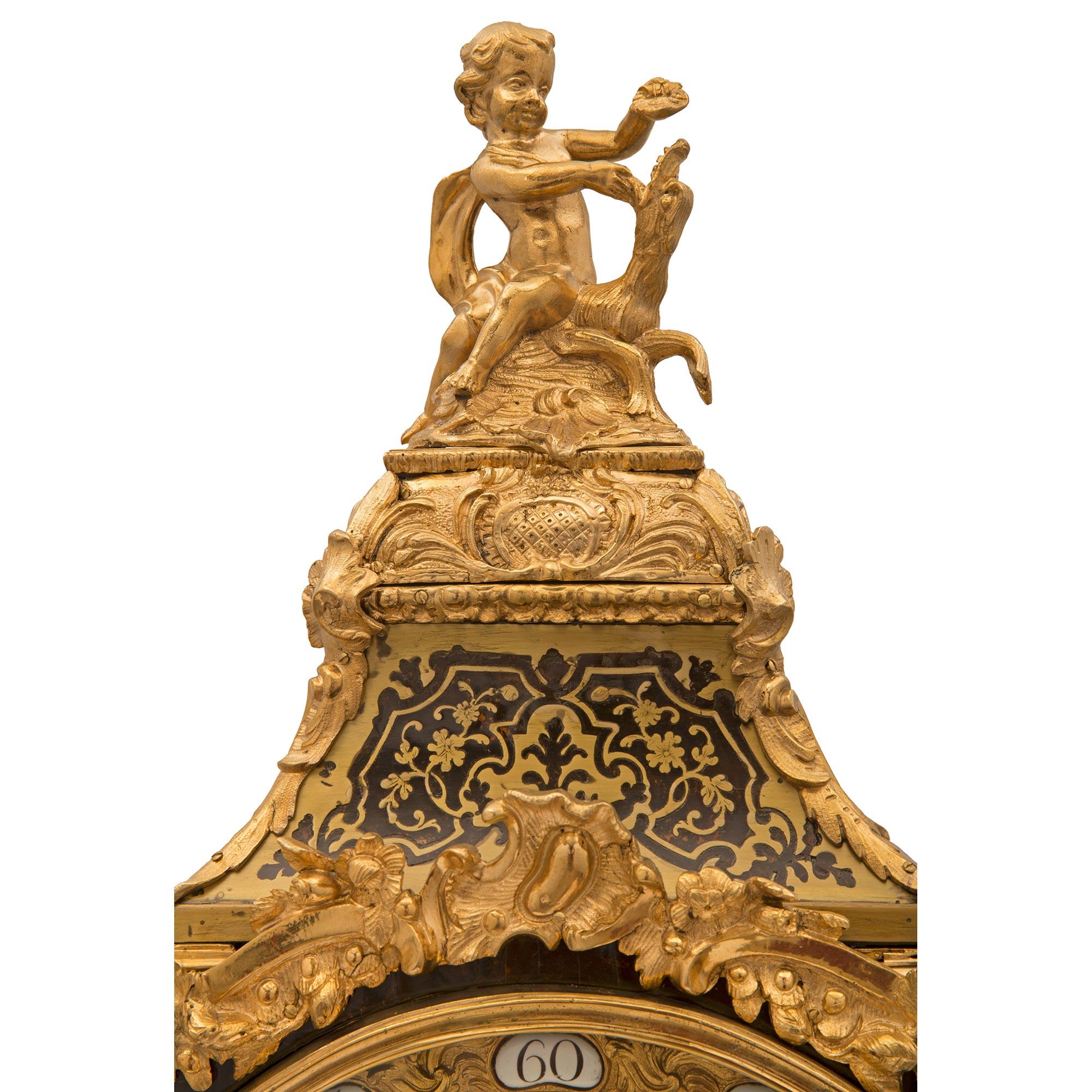 Français Pendule de cheminée française d'époque Louis XV du 18ème siècle en écaille de tortue et bronze doré Boulle en vente