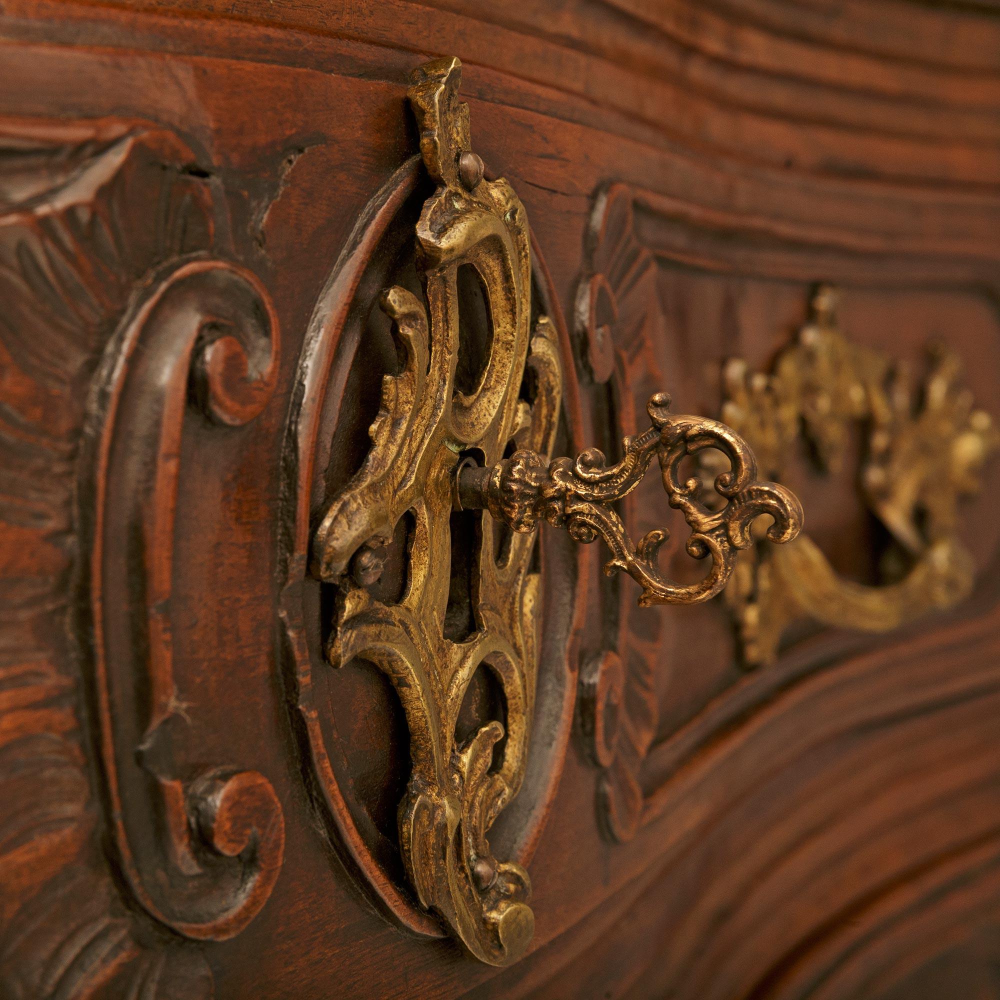 Commode française du XVIIIe siècle d'époque Louis XV en noyer et bronze en vente 4